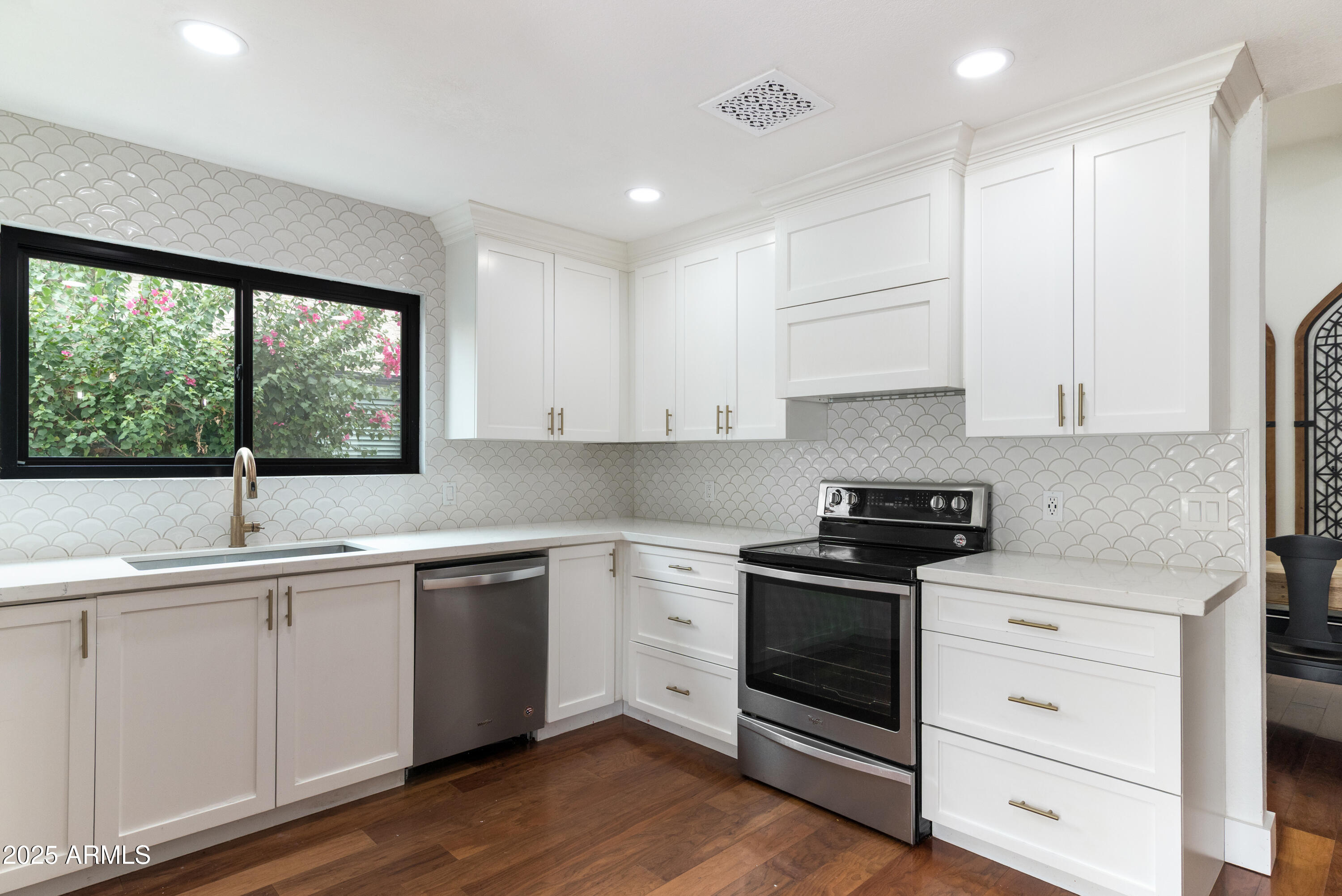 1219 E HEATHER Avenue