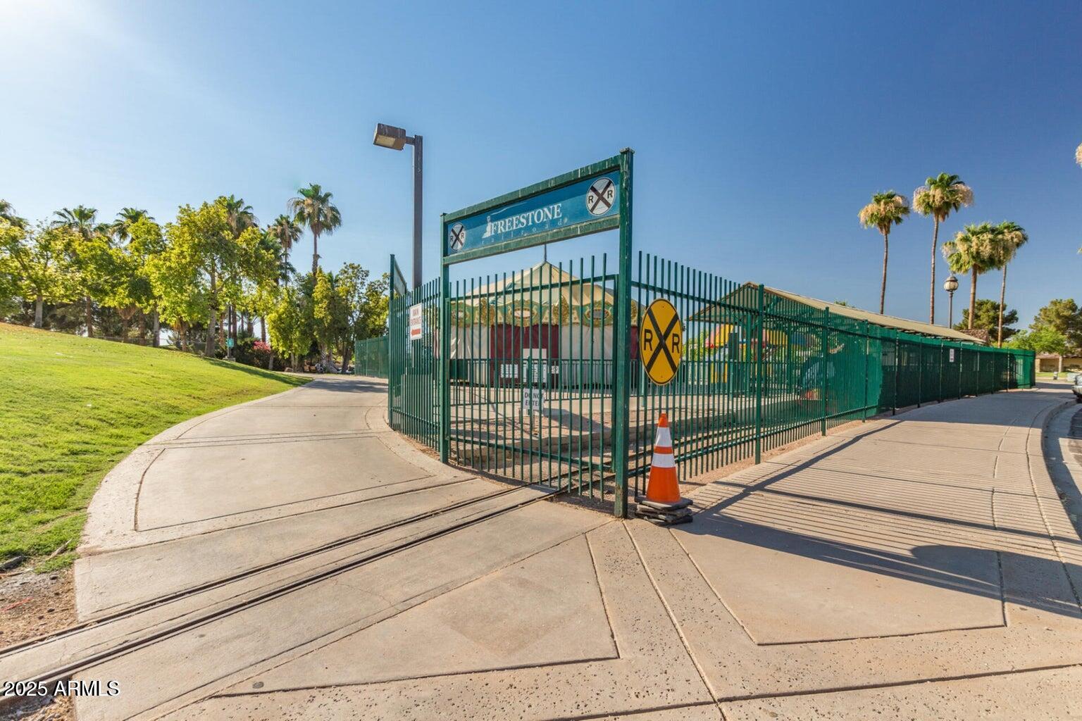 1219 E HEATHER Avenue