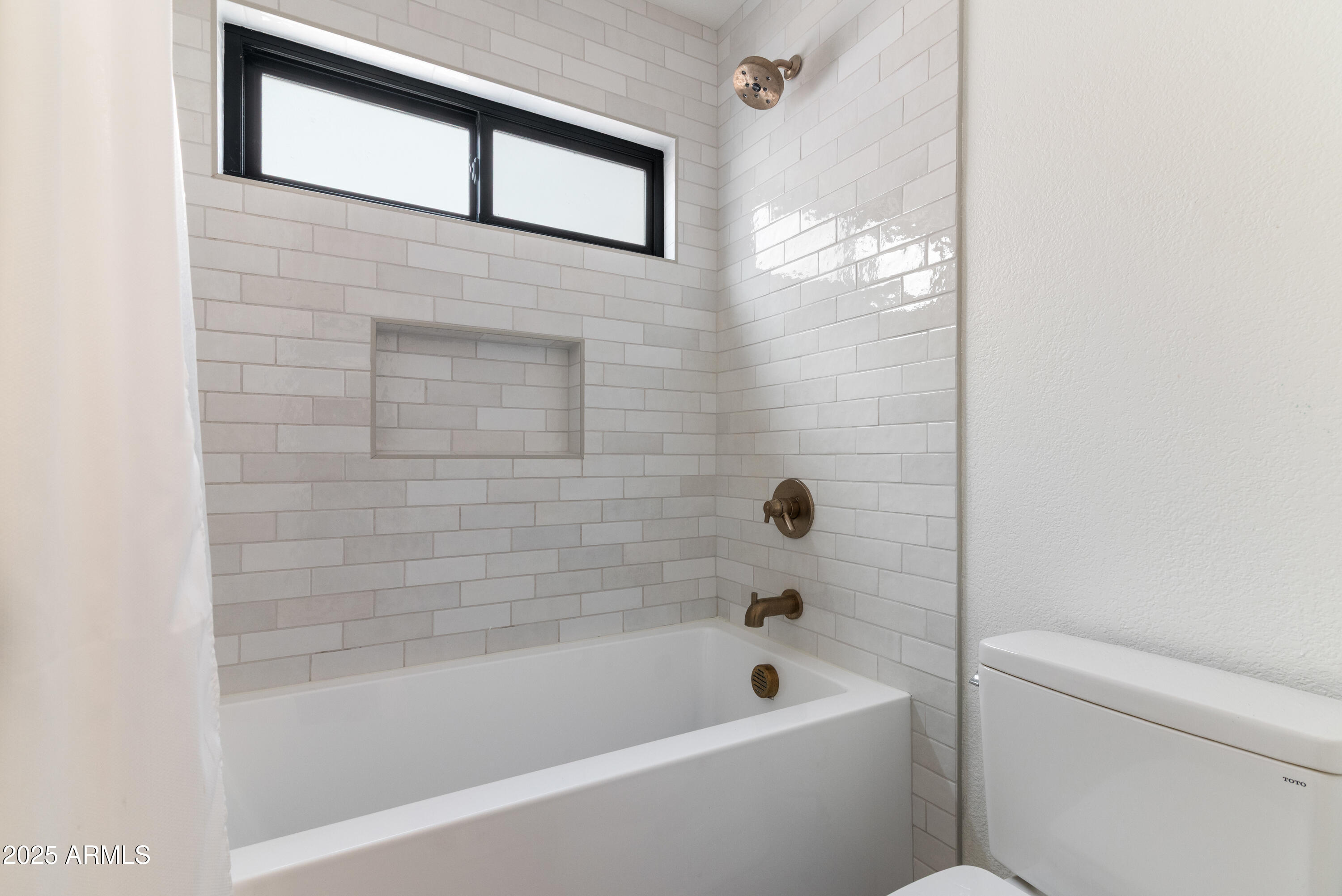 1219 E HEATHER Avenue