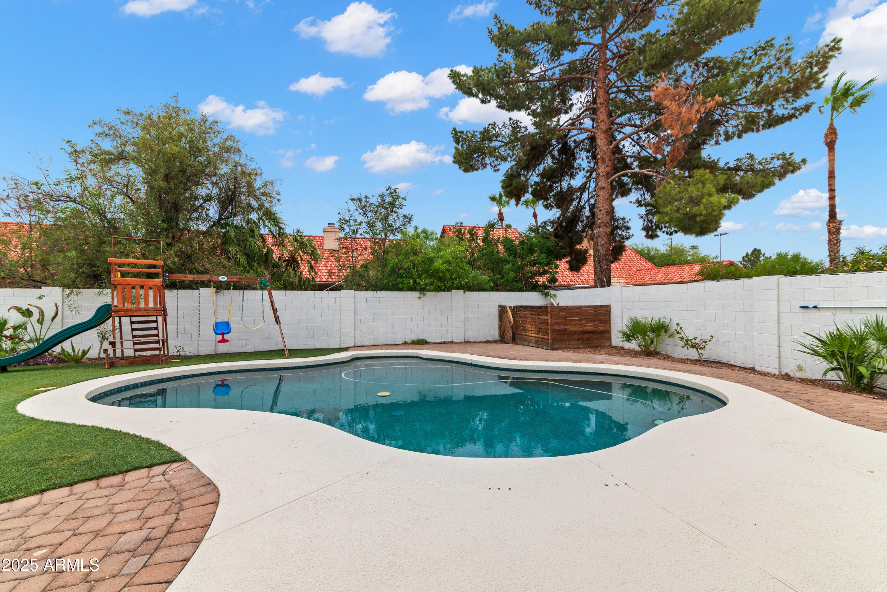 1219 E HEATHER Avenue