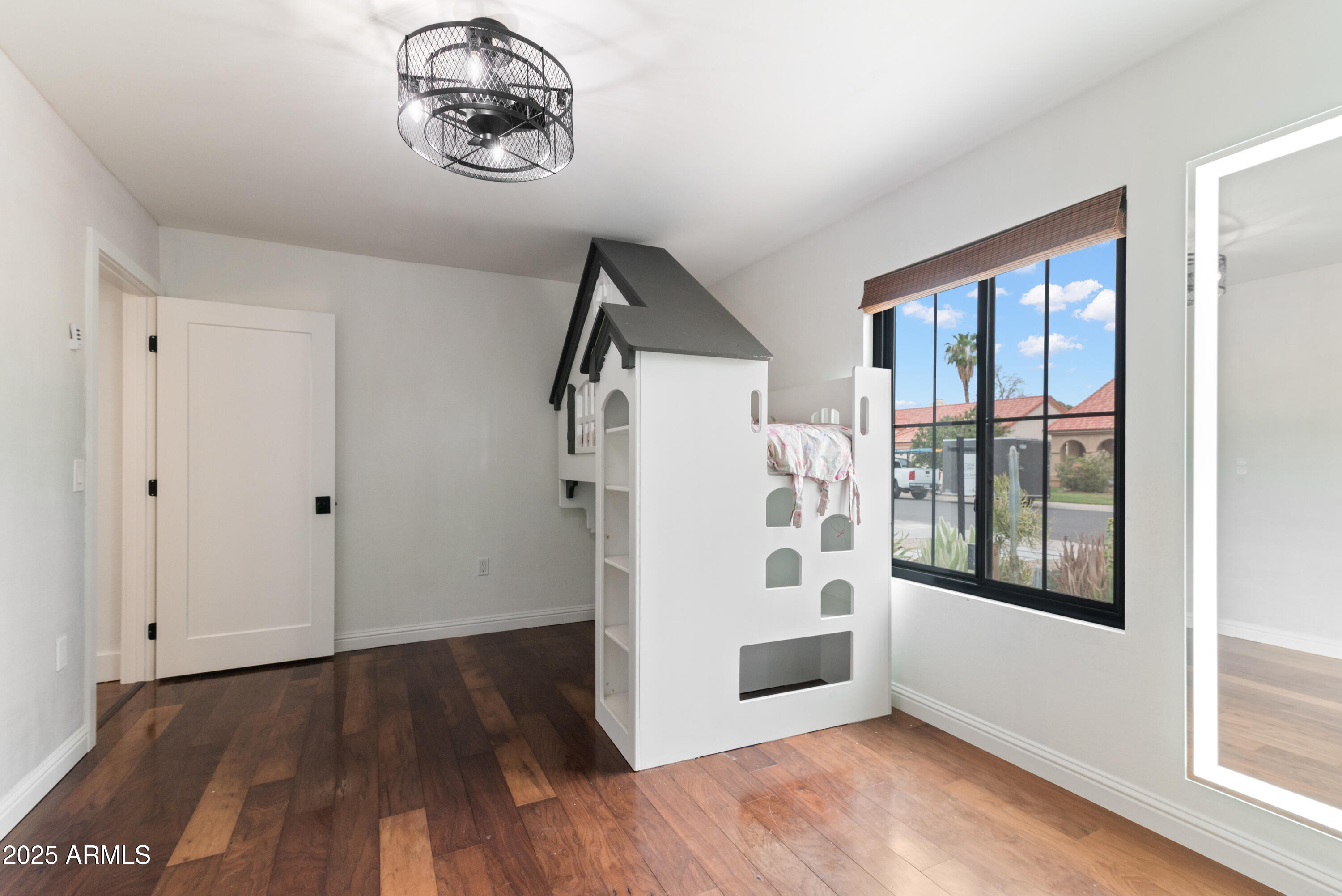 1219 E HEATHER Avenue