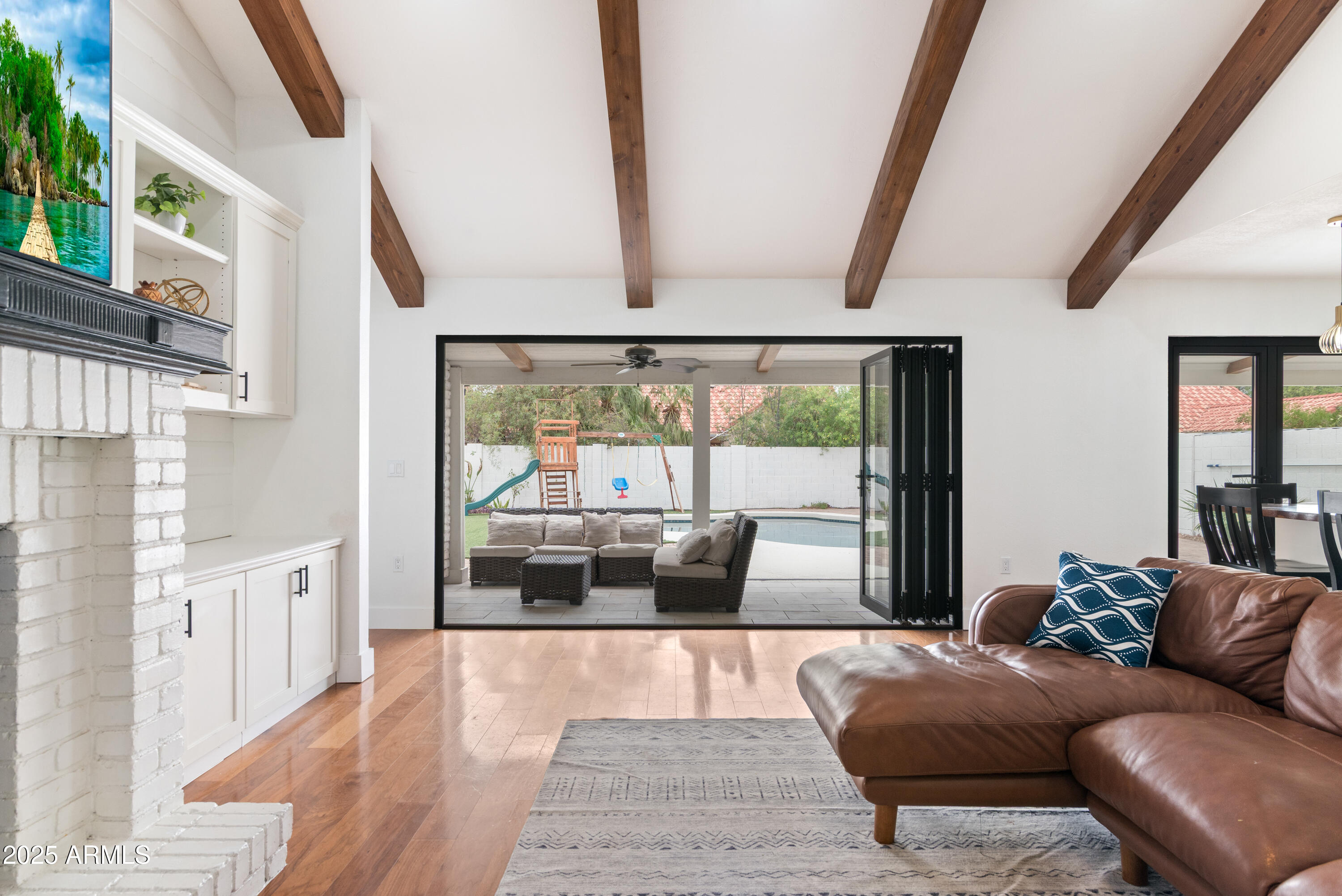 1219 E HEATHER Avenue