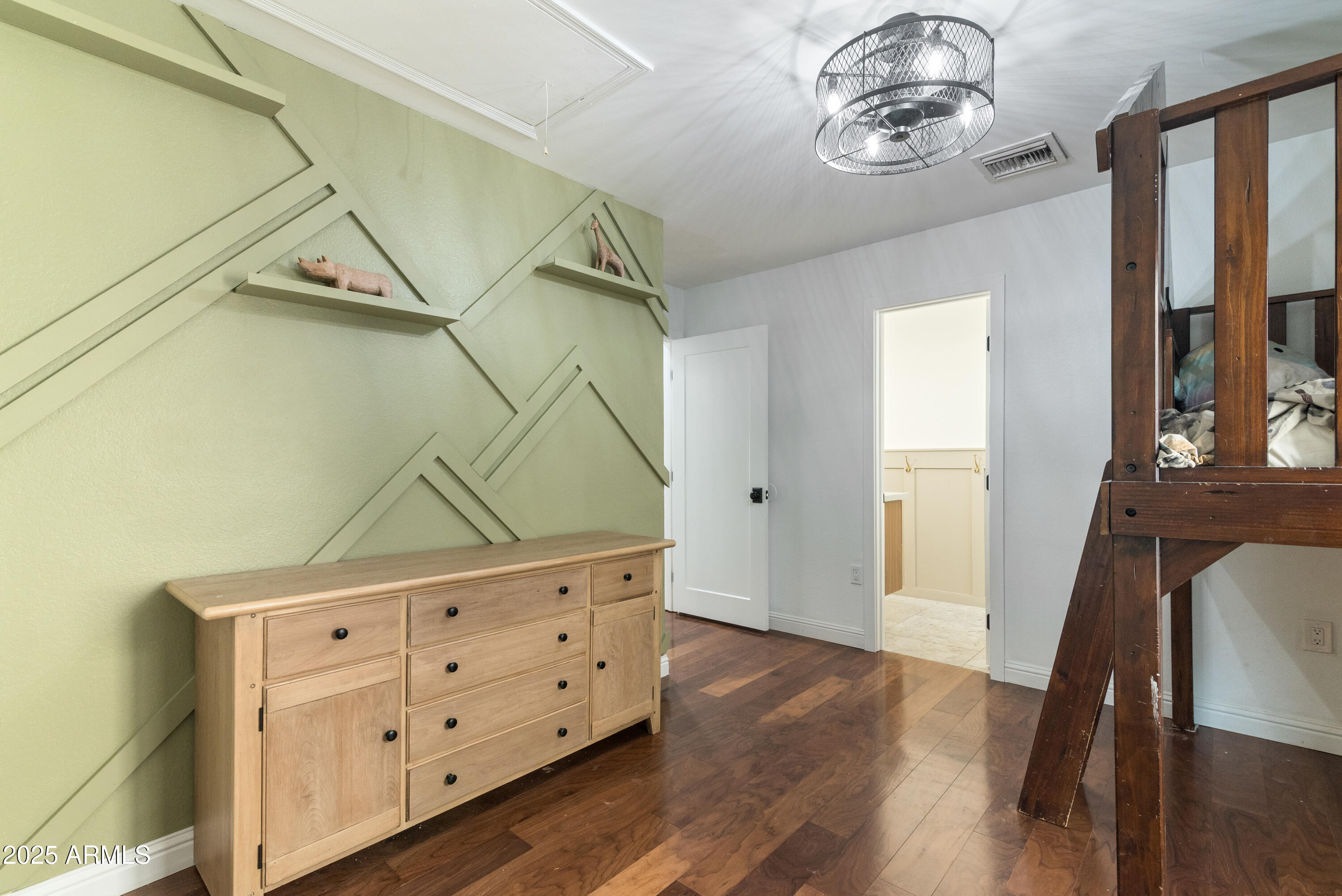 1219 E HEATHER Avenue