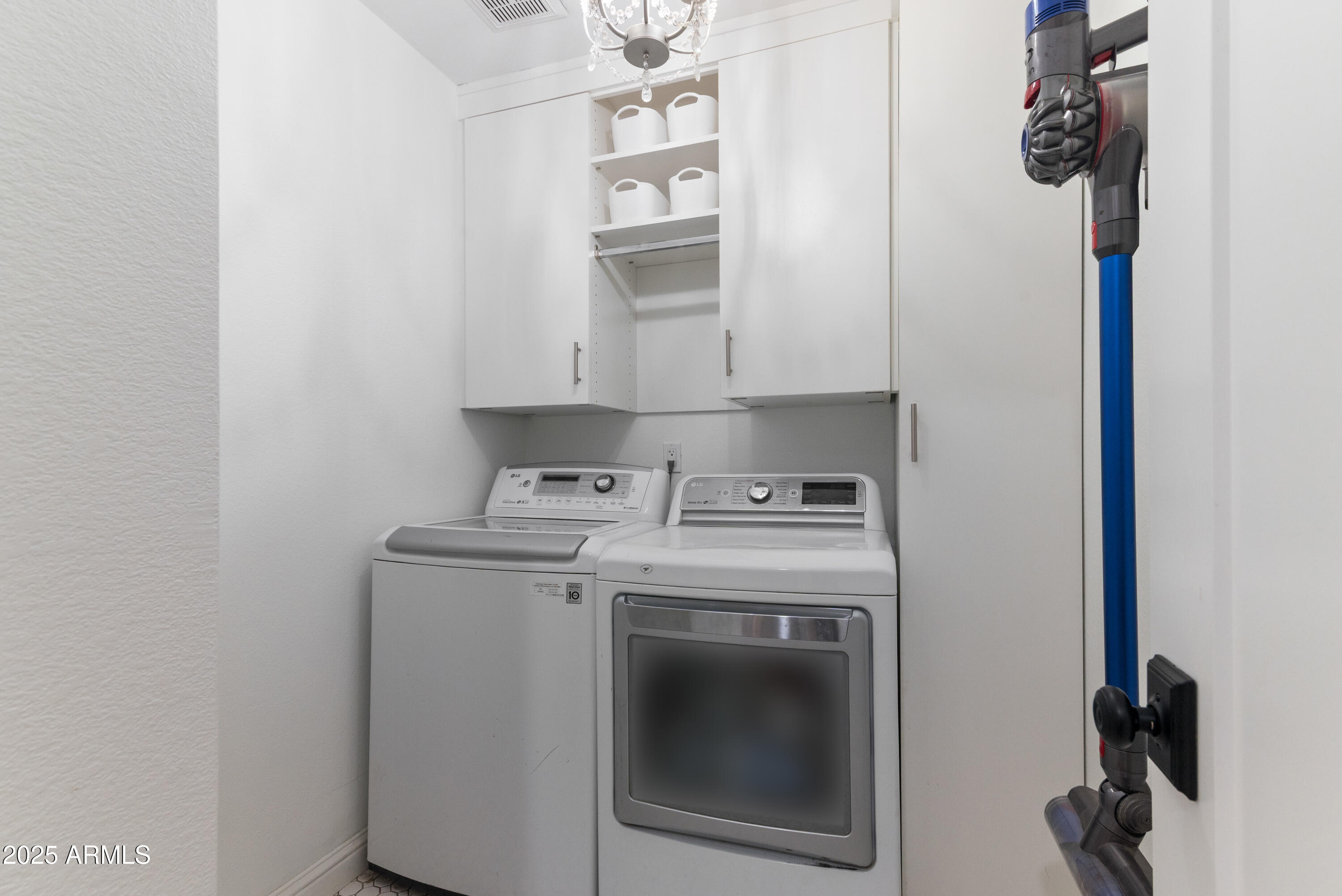 1219 E HEATHER Avenue