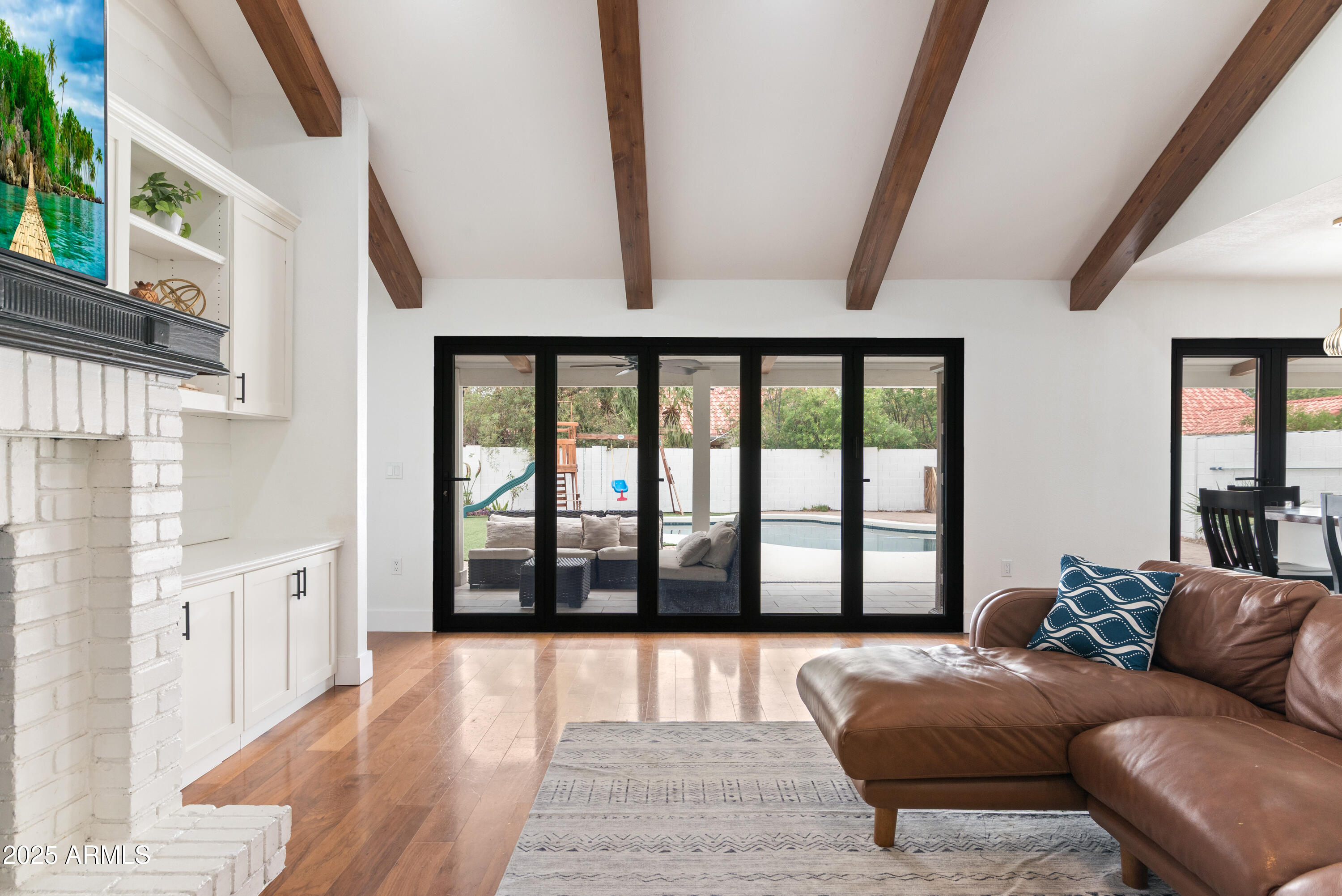 1219 E HEATHER Avenue