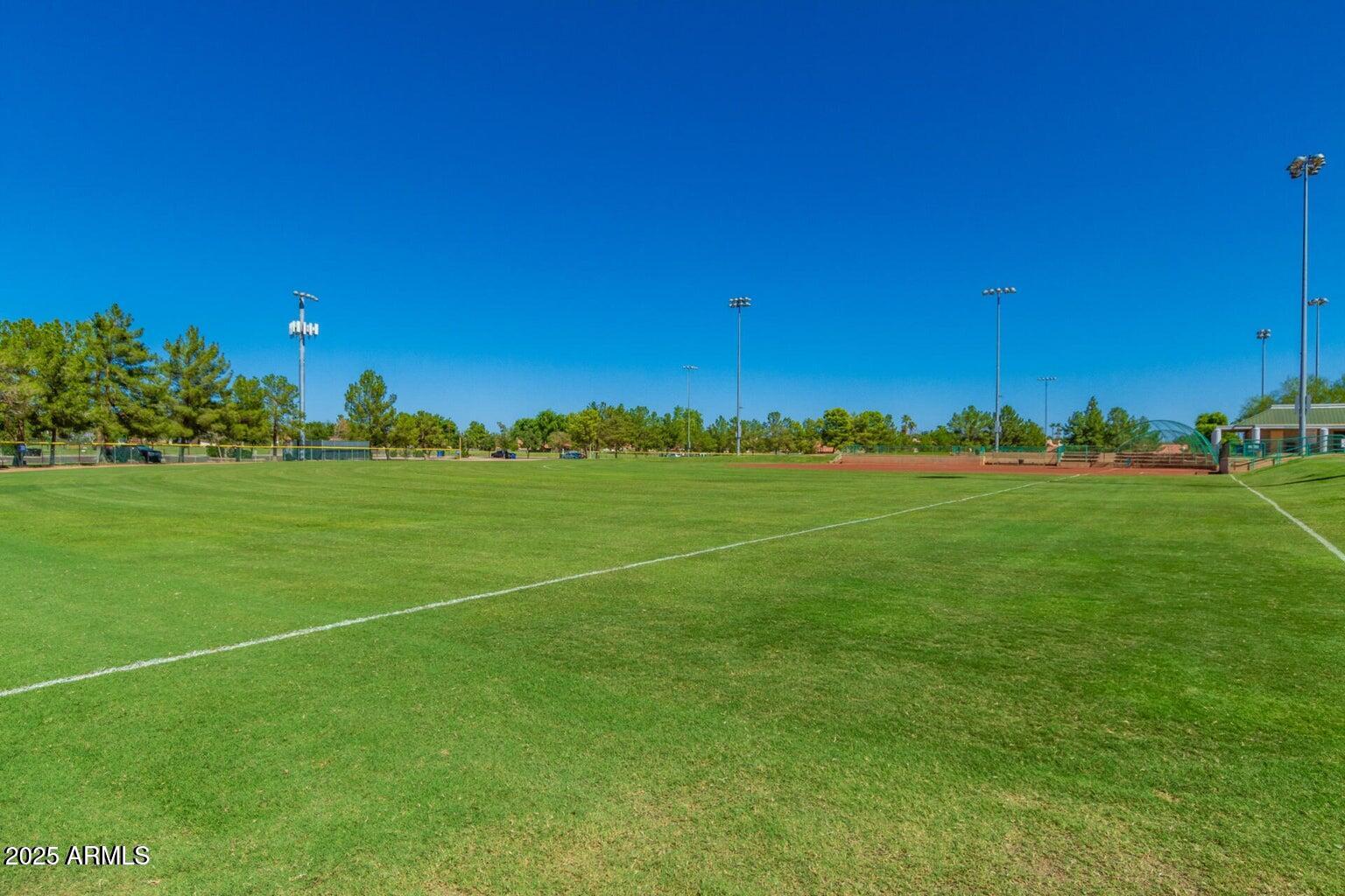 1219 E HEATHER Avenue