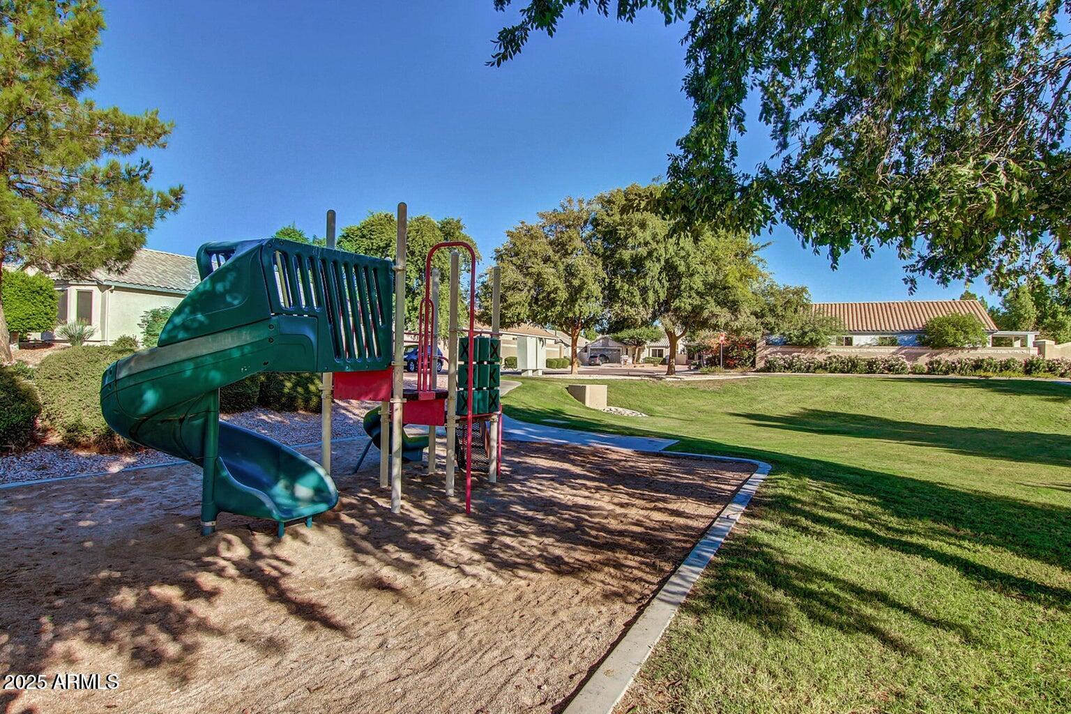 1219 E HEATHER Avenue