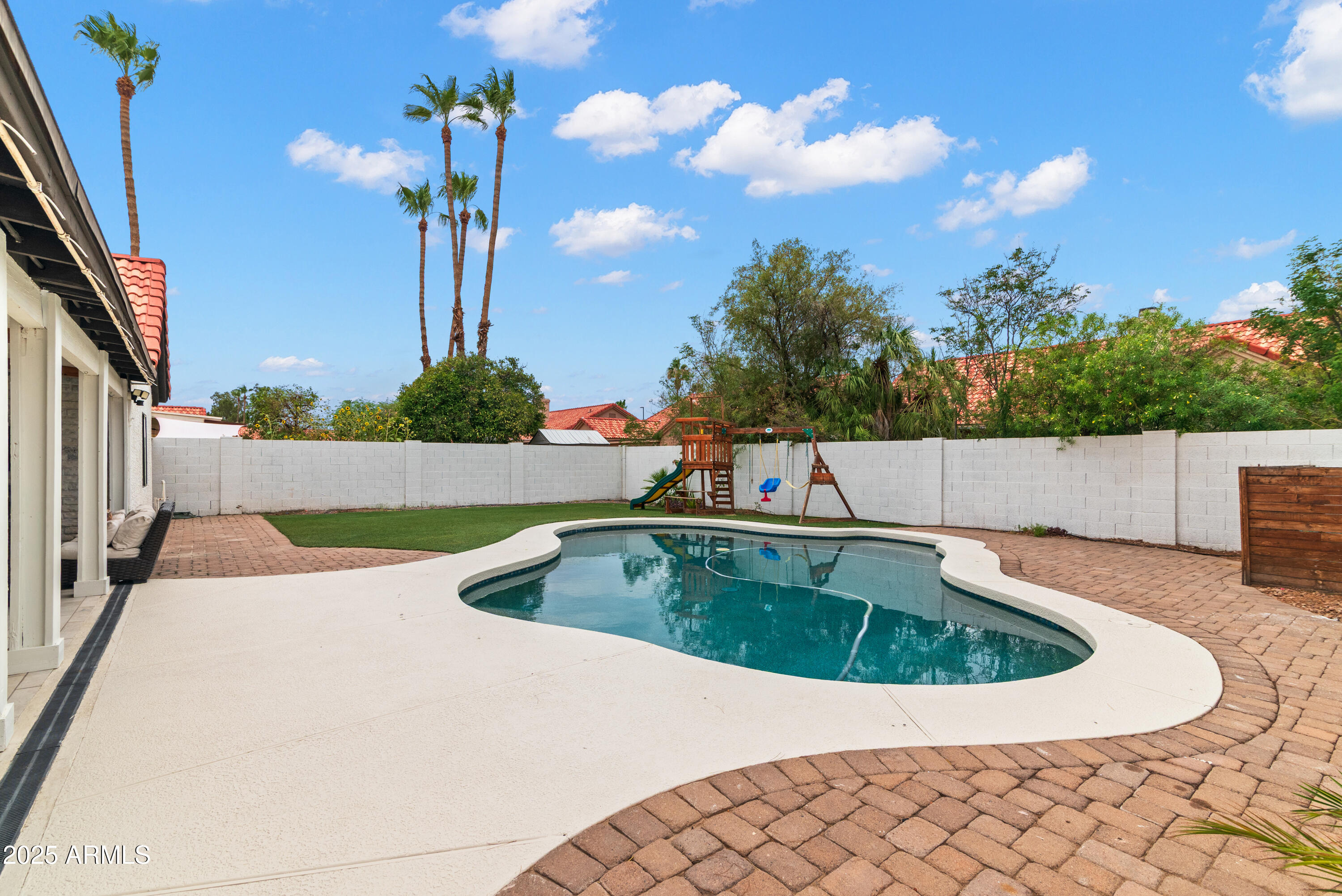 1219 E HEATHER Avenue