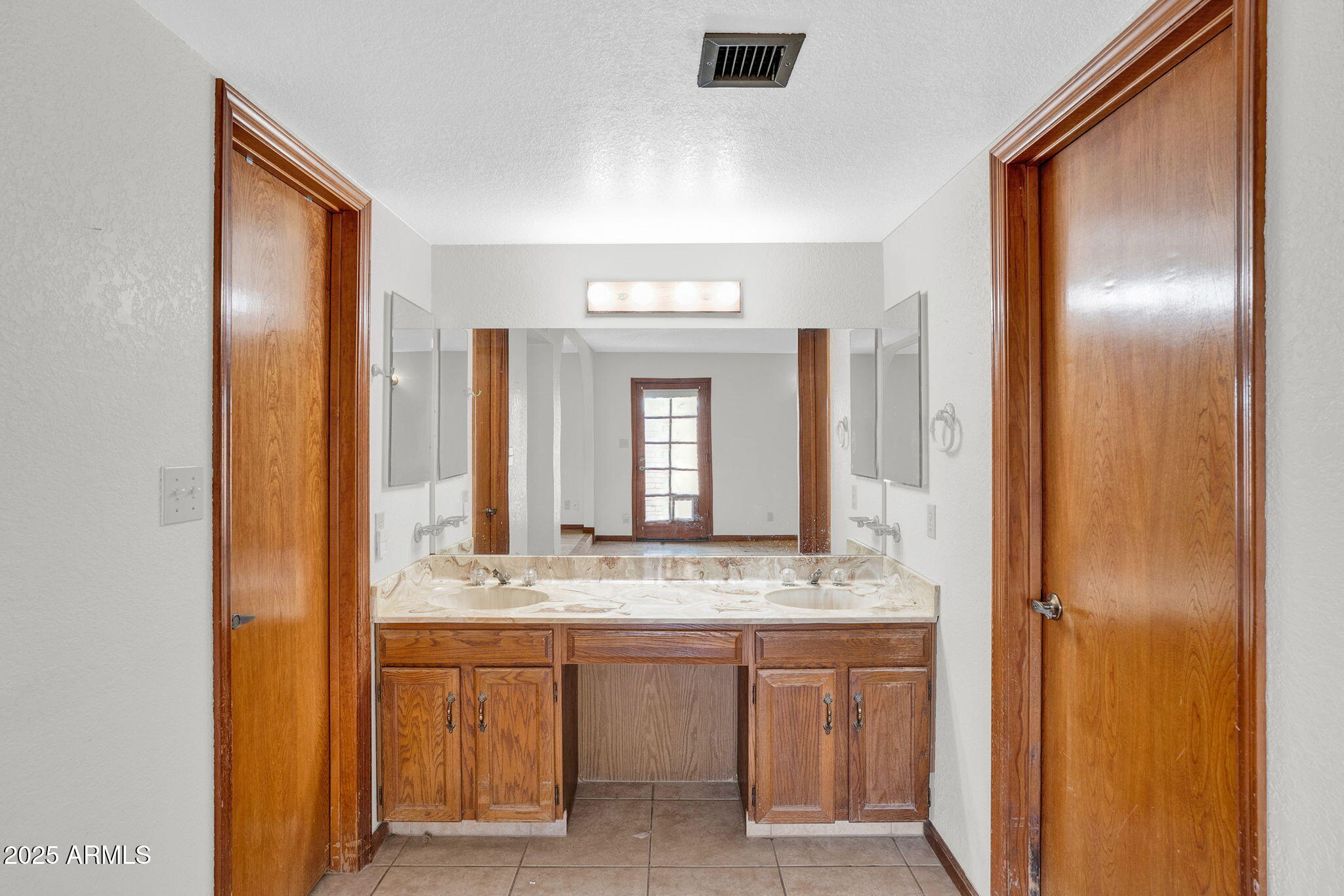 10637 W MISSOURI Avenue