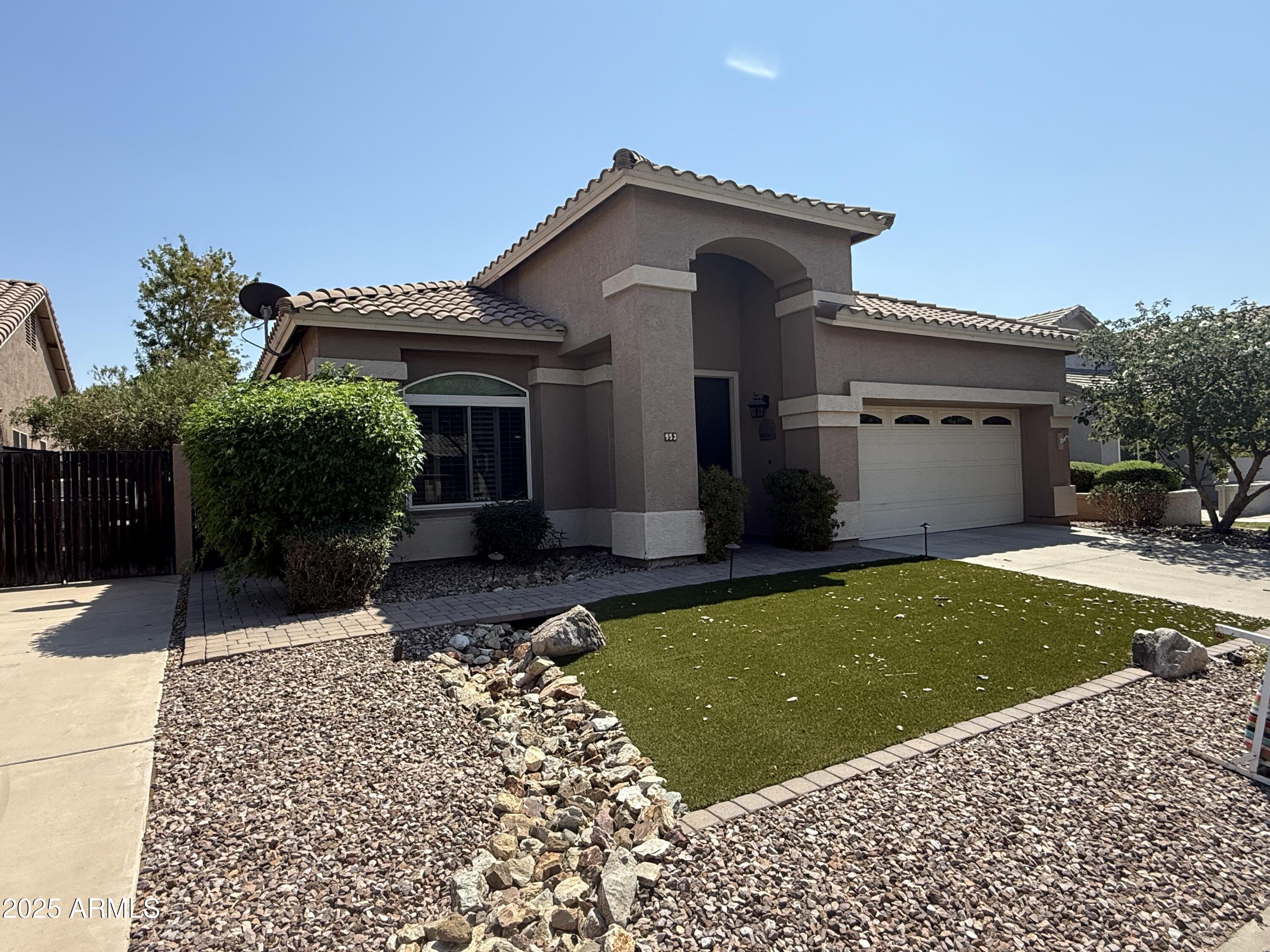 953 W FAIRWAY Drive