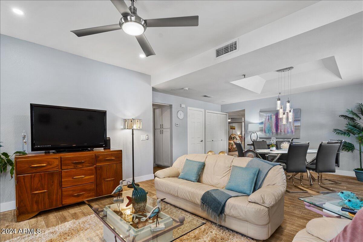 8300 E Vía De Ventura Boulevard, 1015