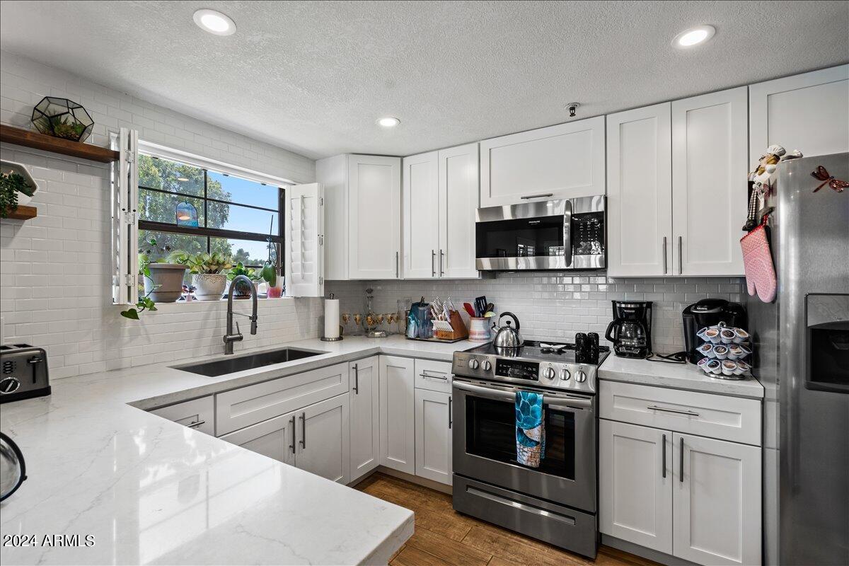 8300 E Vía De Ventura Boulevard, 1015