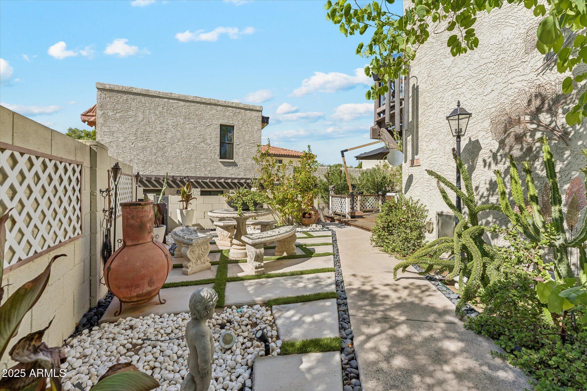 1811 E HAYWARD Avenue, 1