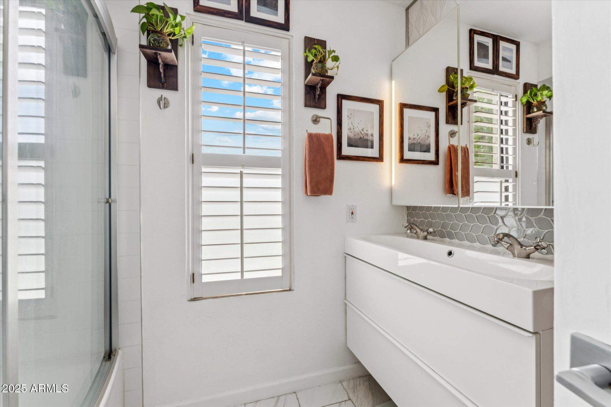 1811 E HAYWARD Avenue, 1