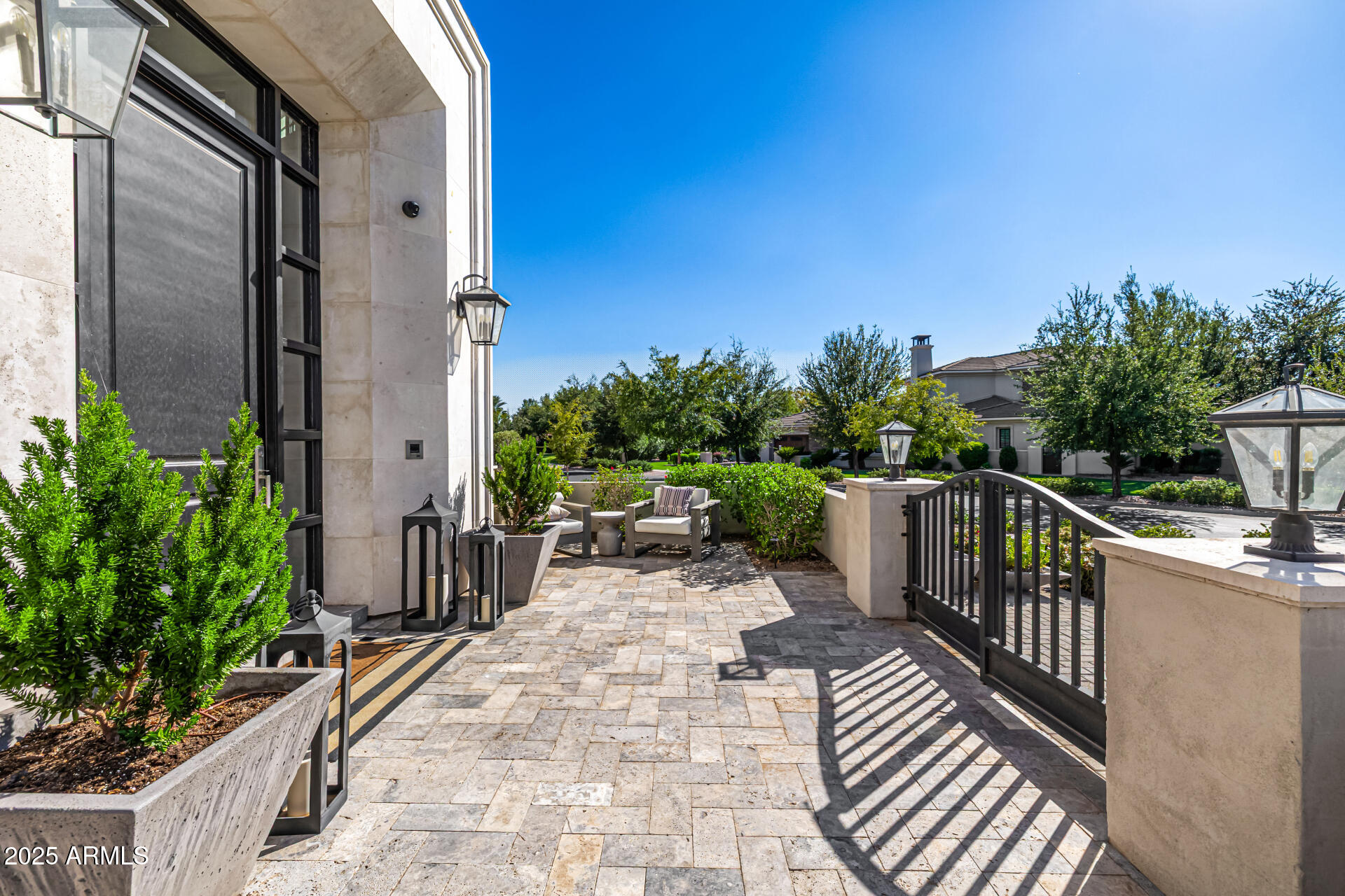 577 W HORSESHOE Place