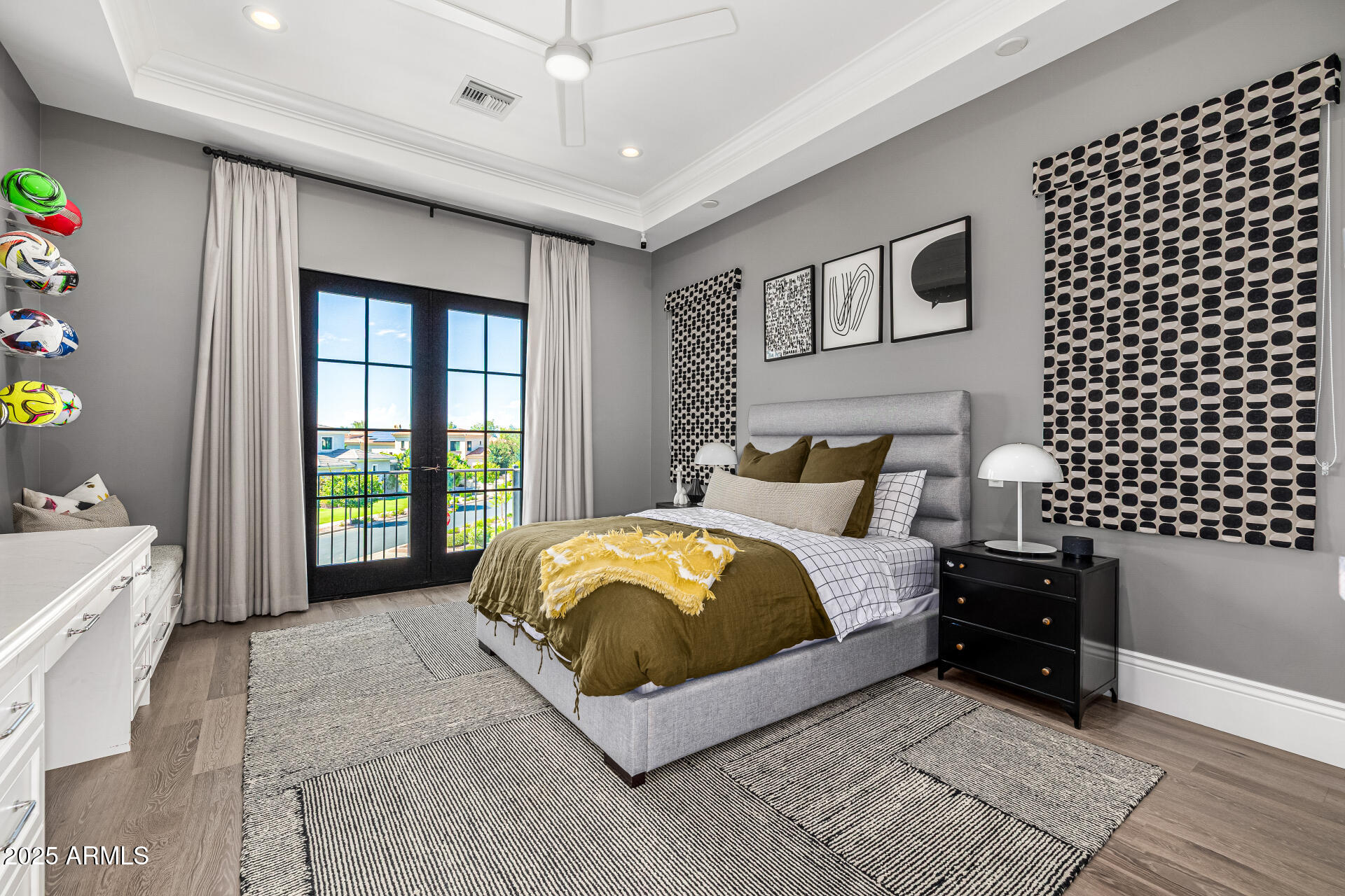 577 W HORSESHOE Place