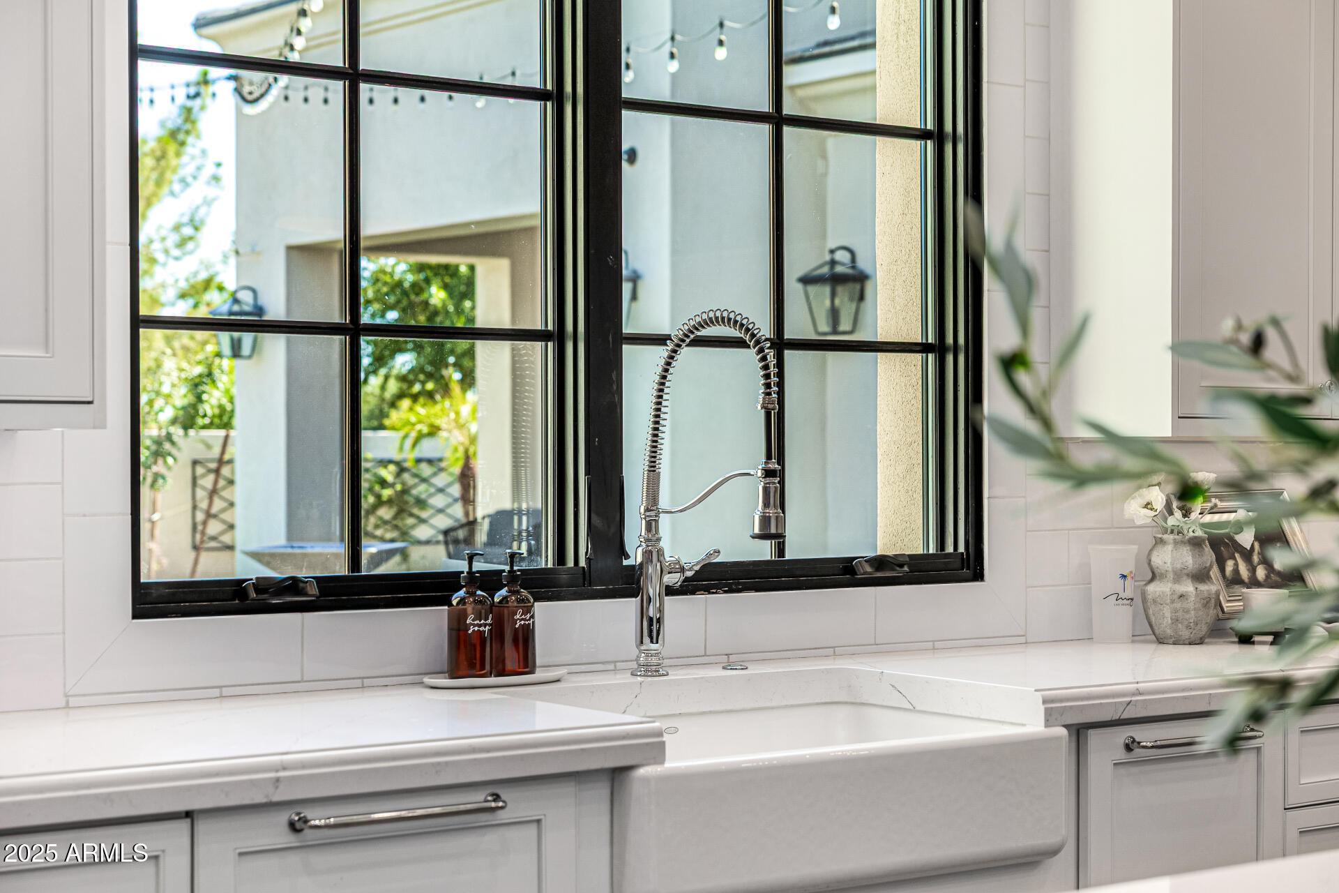 577 W HORSESHOE Place