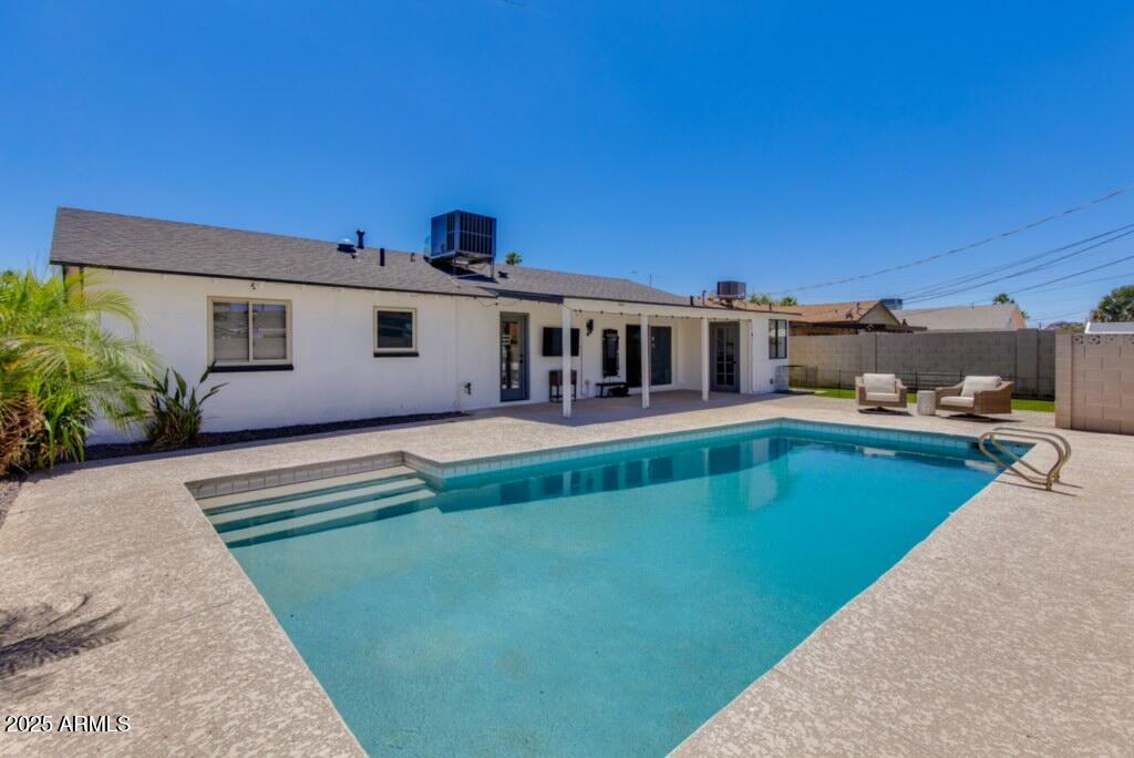 8024 E HUBBELL Street