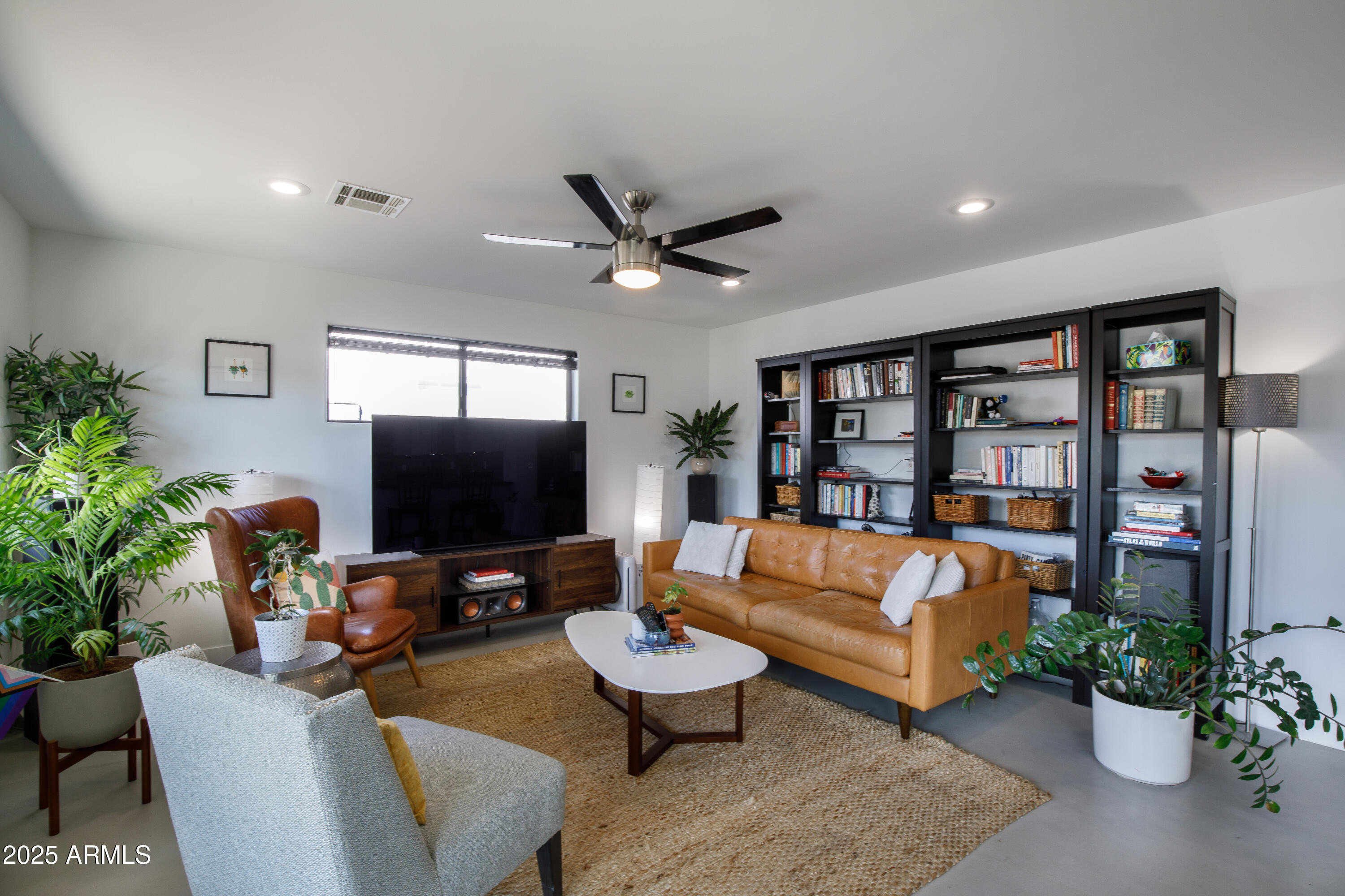 1218 E CLARENDON Avenue