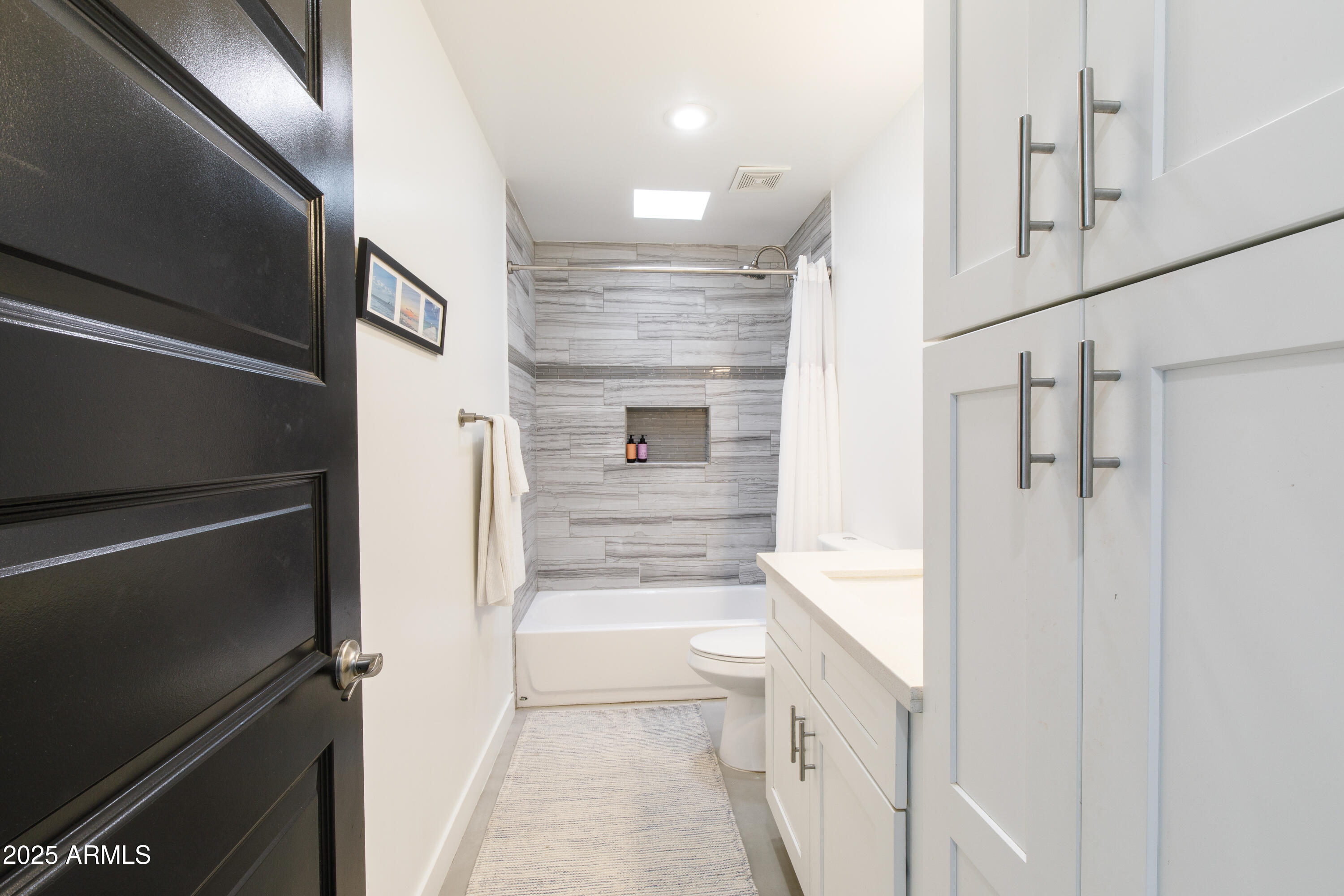 1218 E CLARENDON Avenue