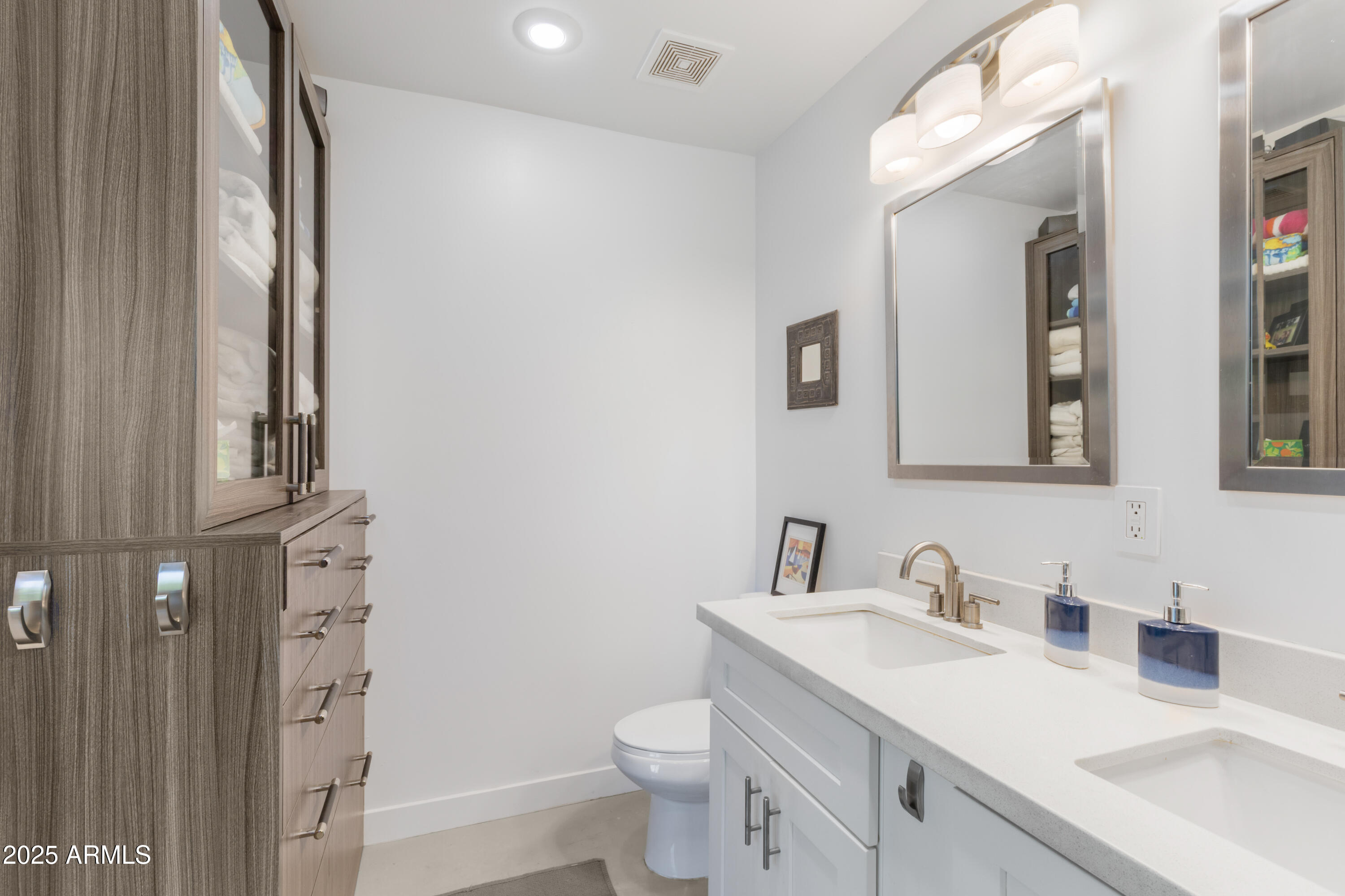 1218 E CLARENDON Avenue