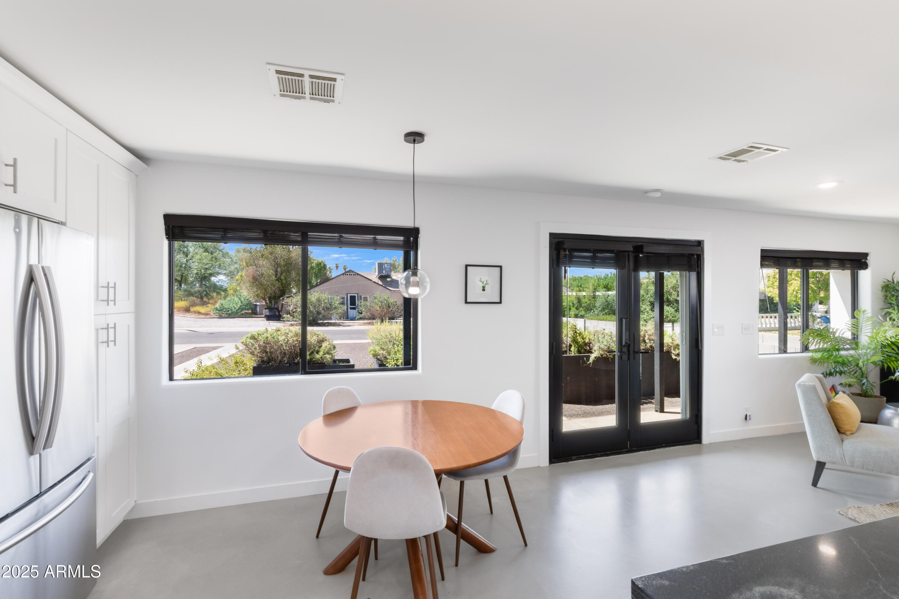 1218 E CLARENDON Avenue