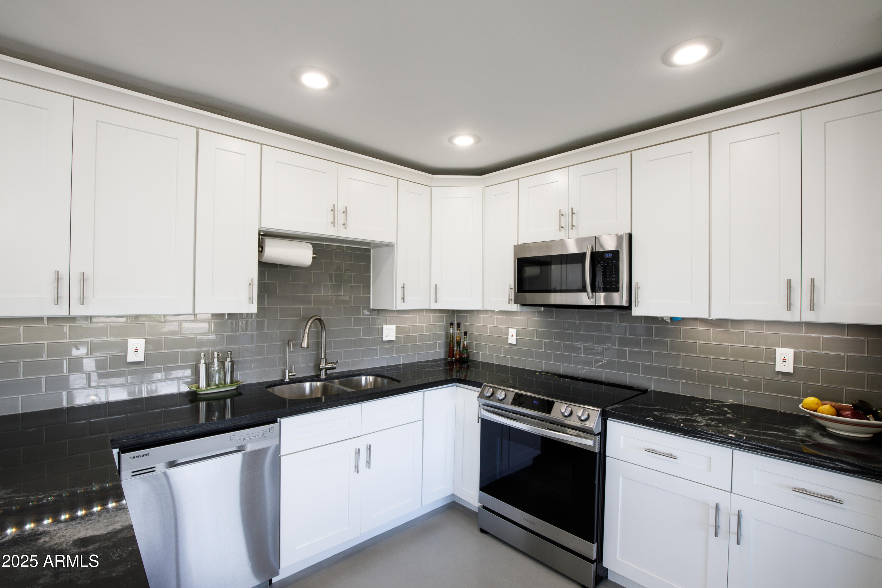 1218 E CLARENDON Avenue