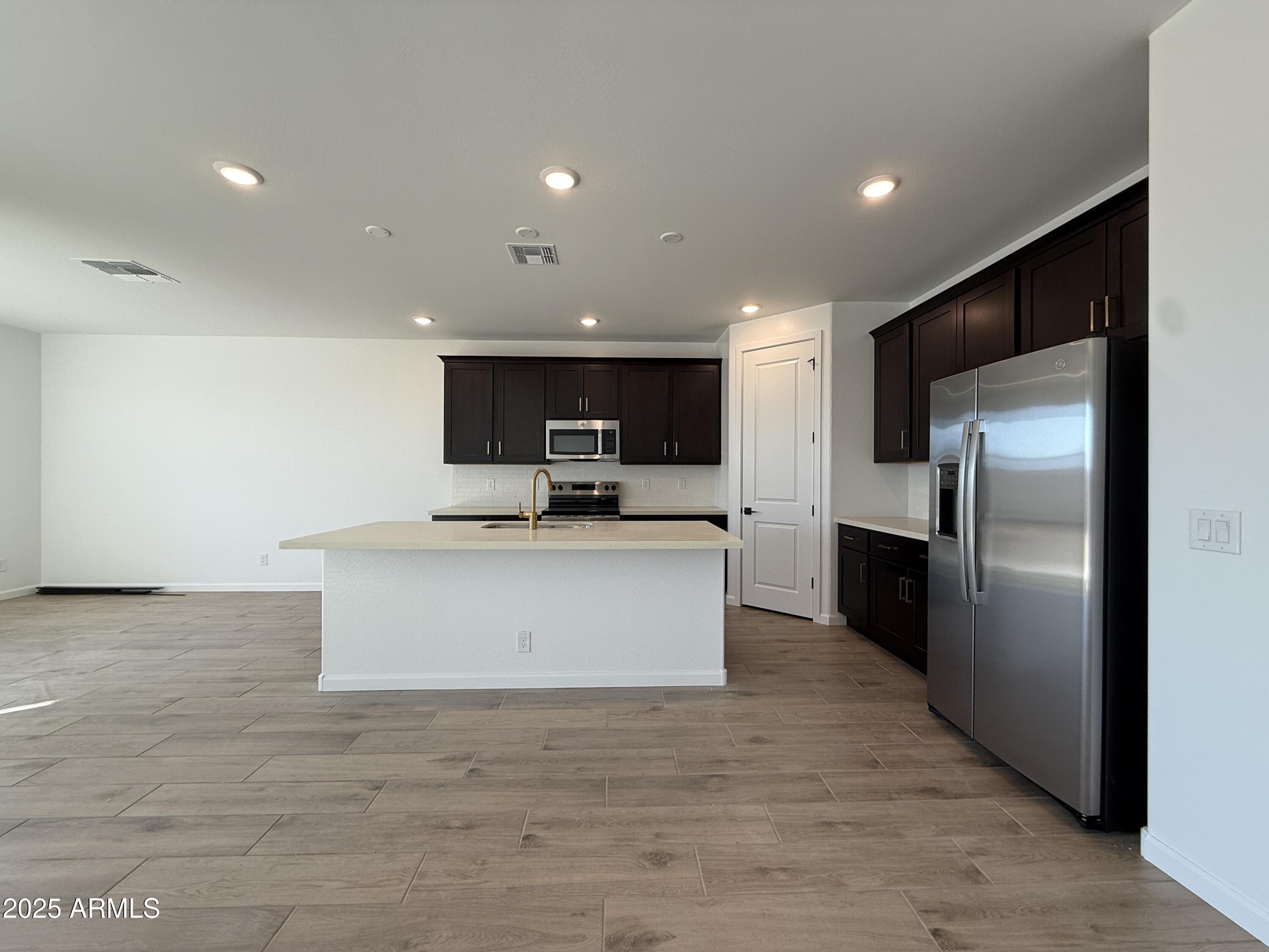 9619 W TAMARISK Avenue