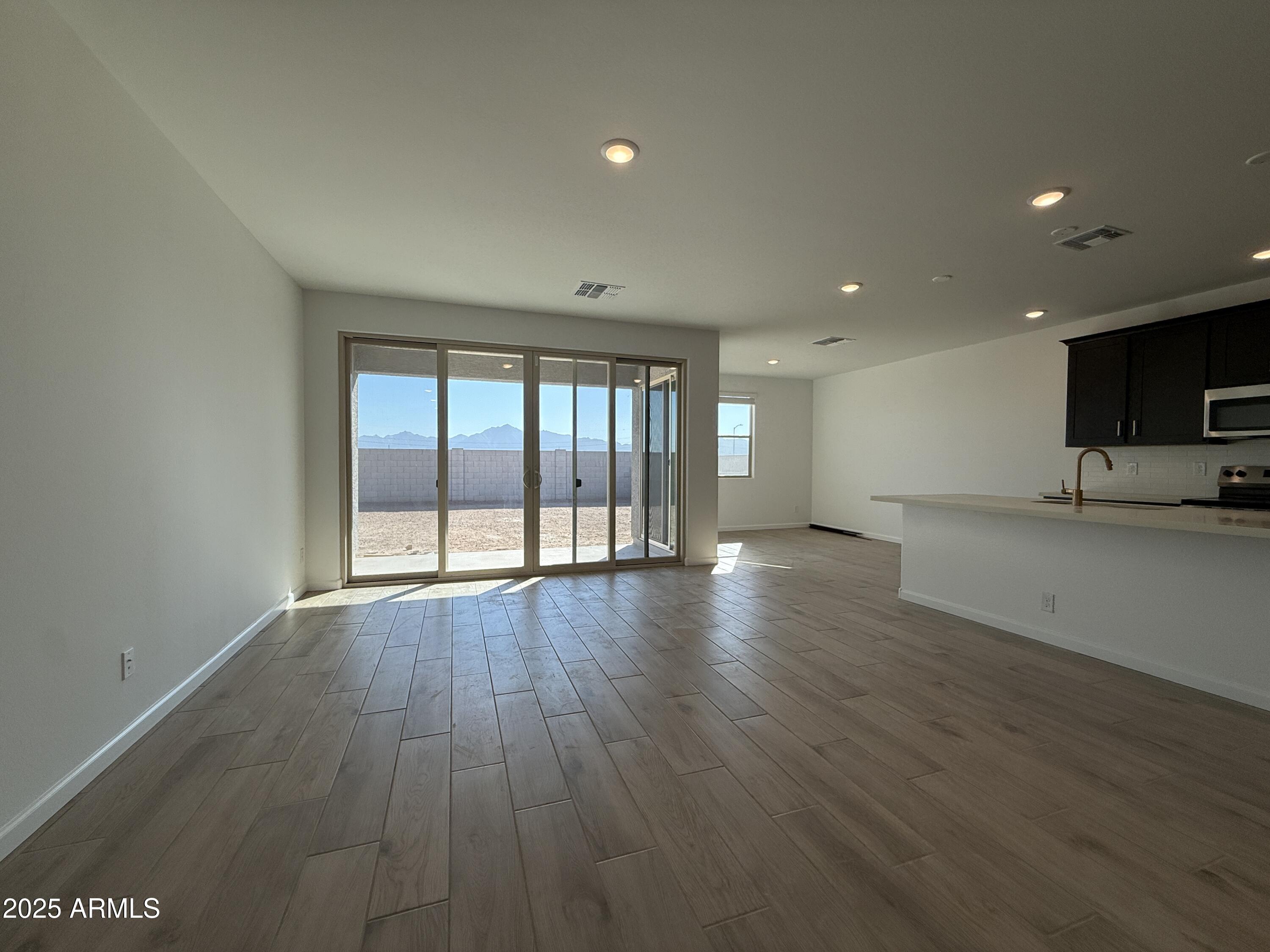 9619 W TAMARISK Avenue