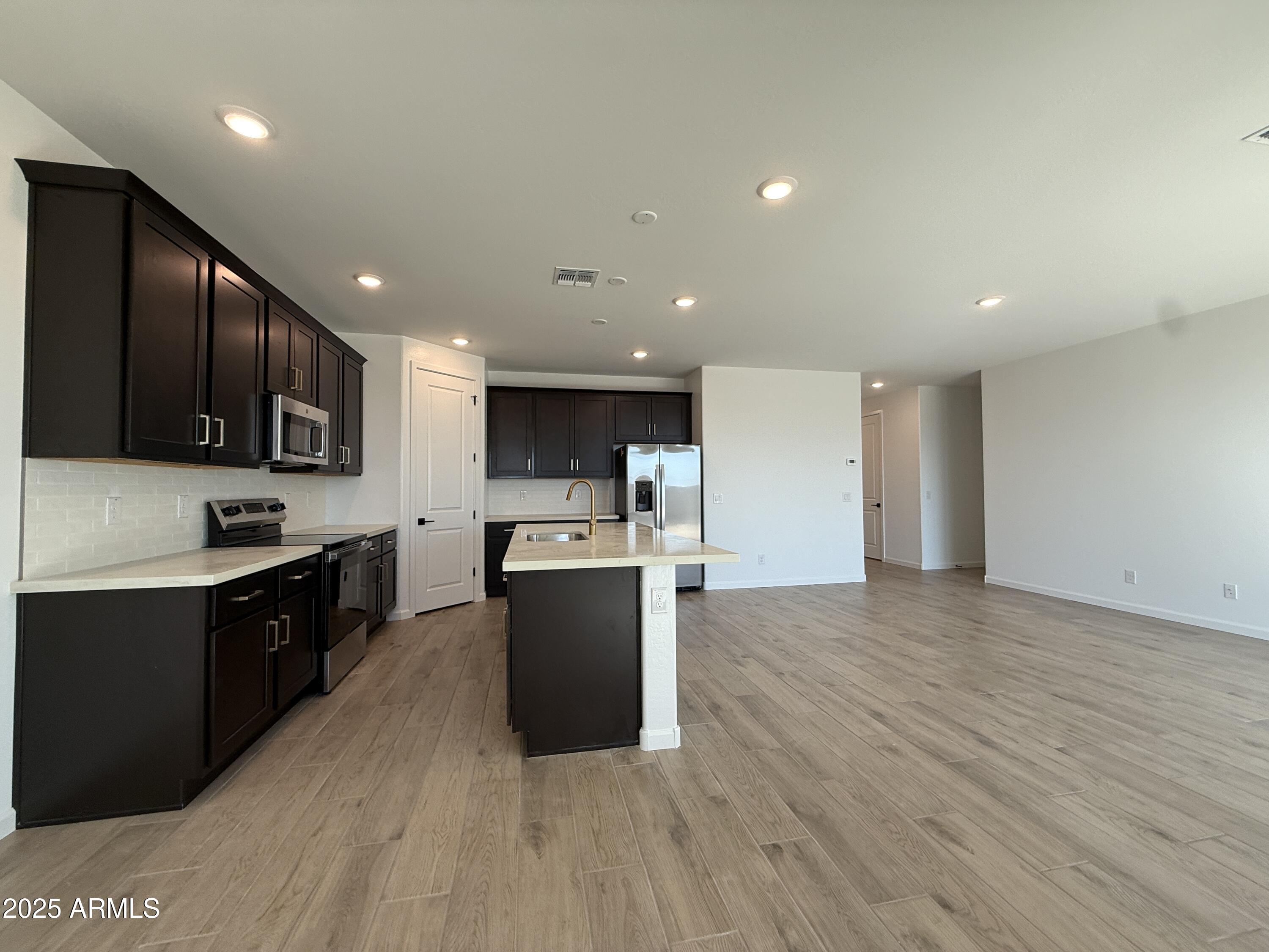 9619 W TAMARISK Avenue