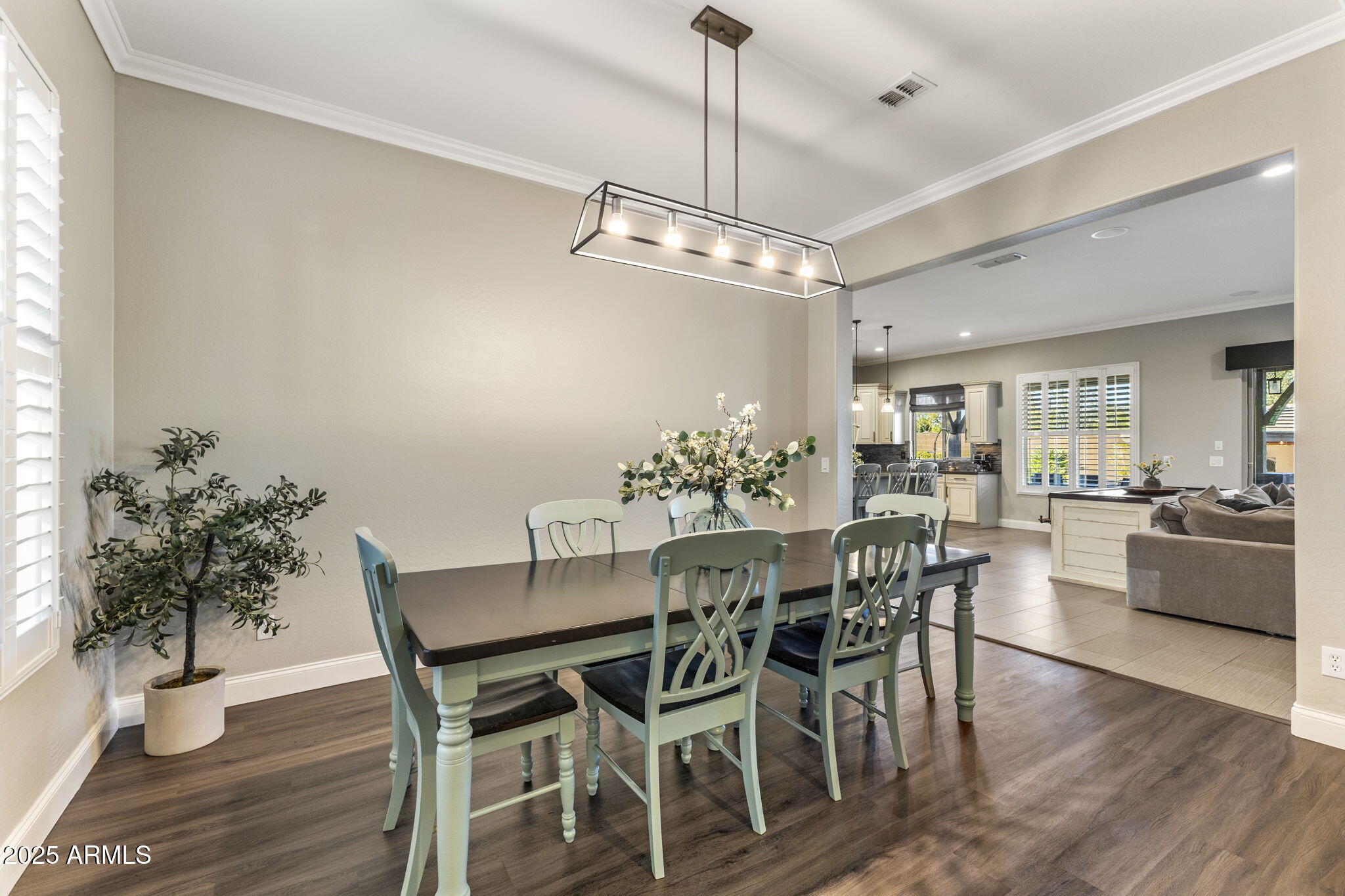 1130 E CLIFTON Court