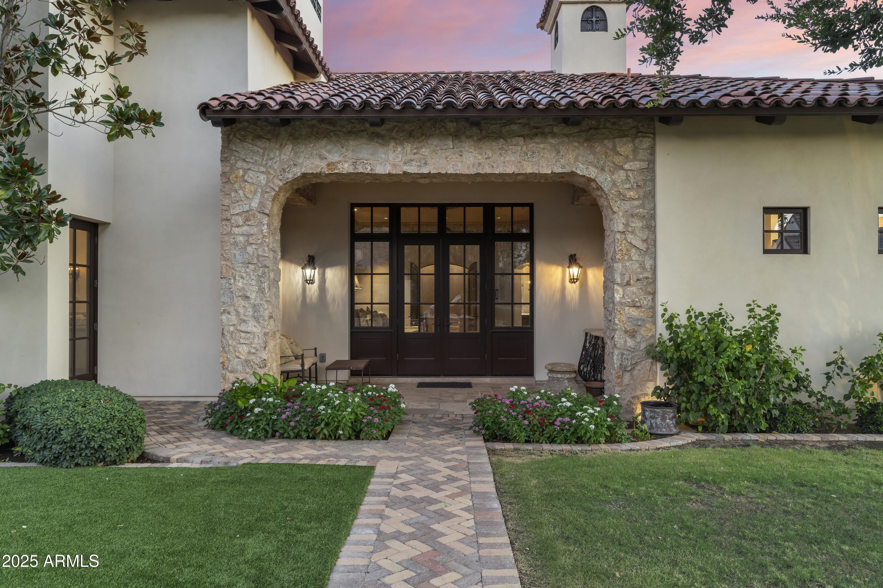 5902 E ARCADIA Lane