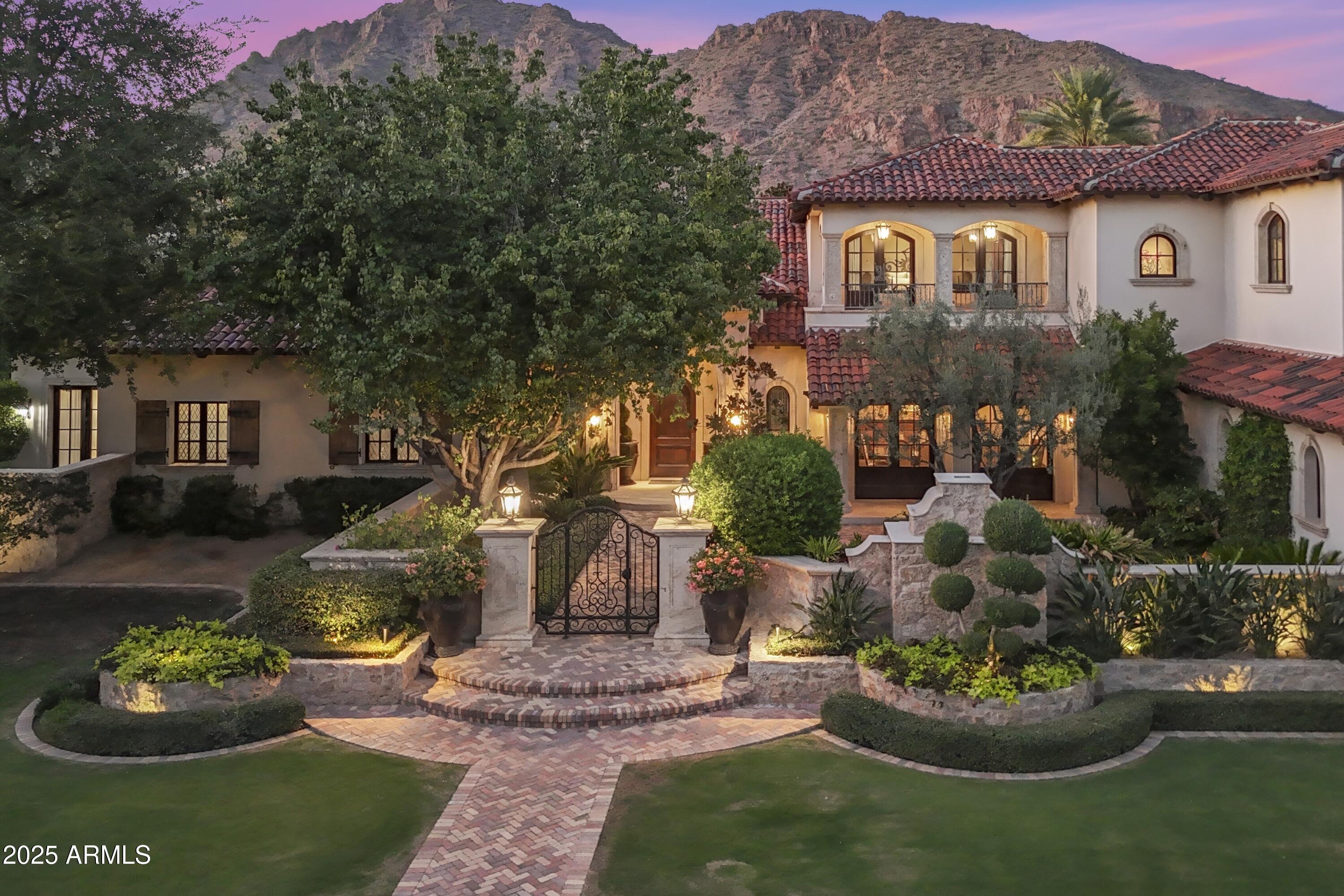 5902 E ARCADIA Lane