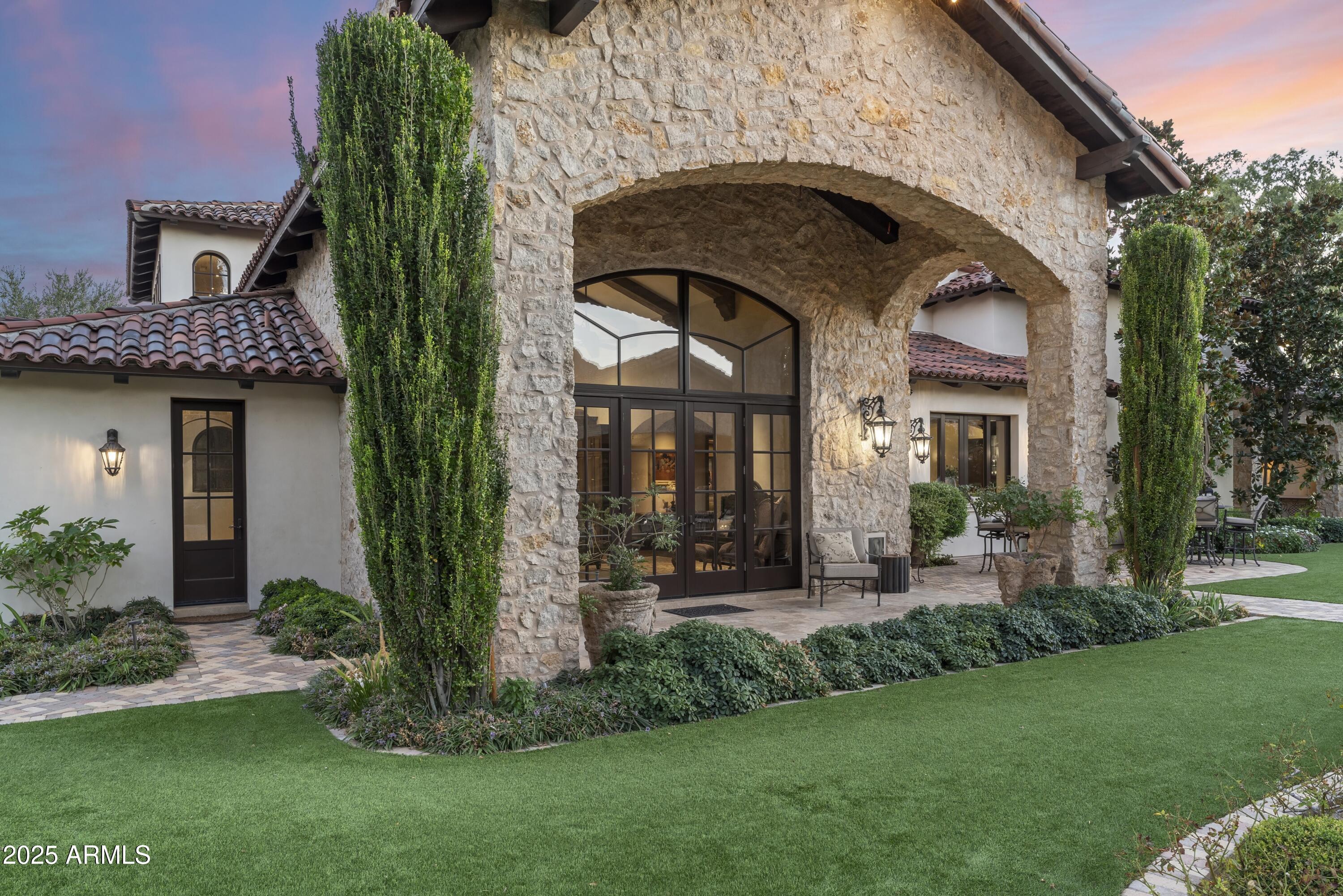 5902 E ARCADIA Lane