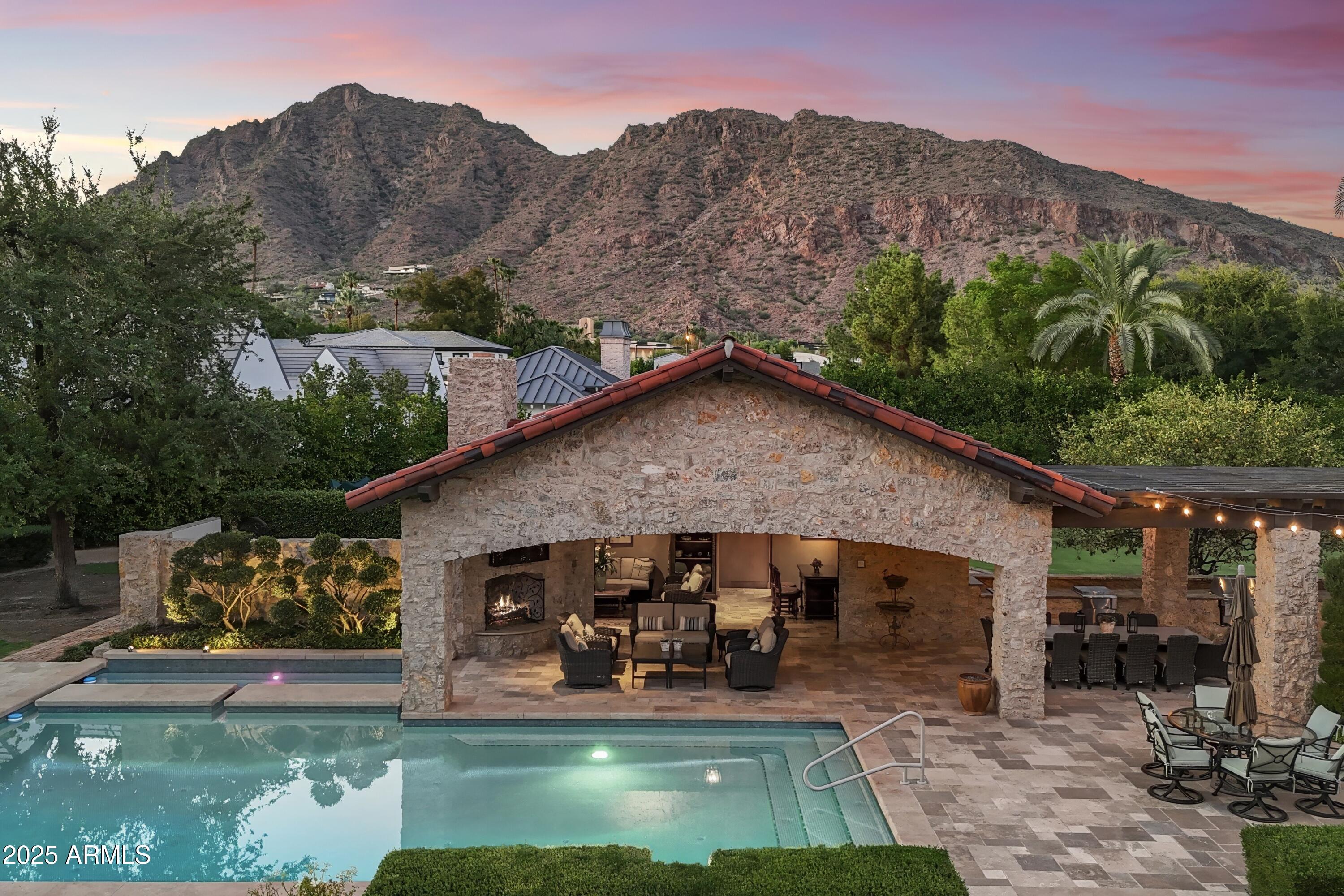 5902 E ARCADIA Lane