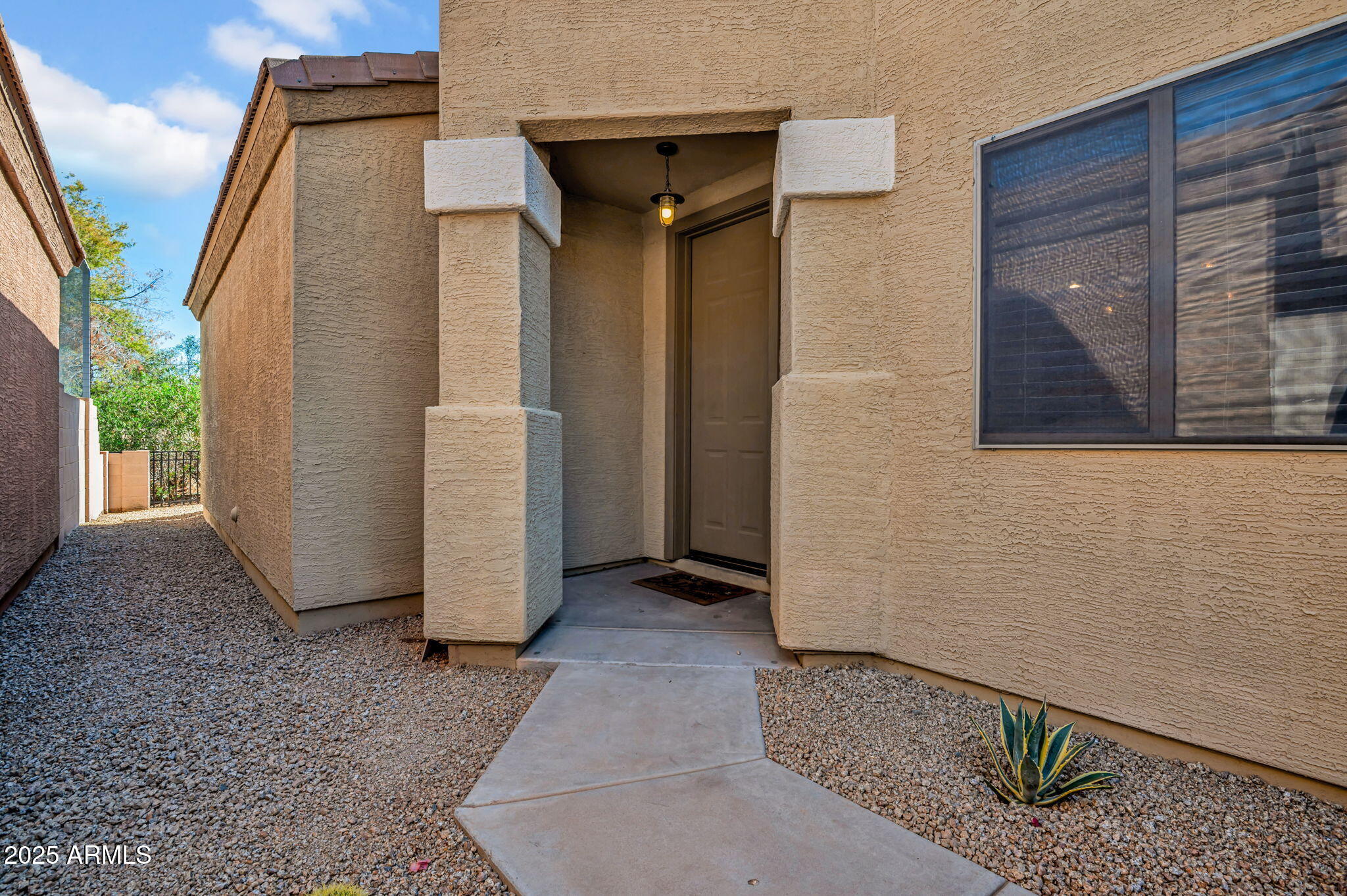 3252 E MALDONADO Drive