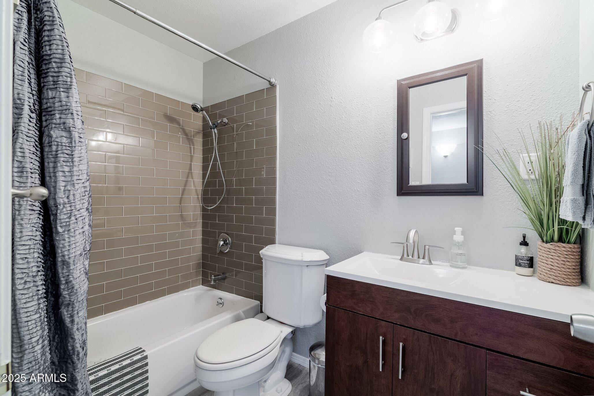 7912 E MORELAND Street