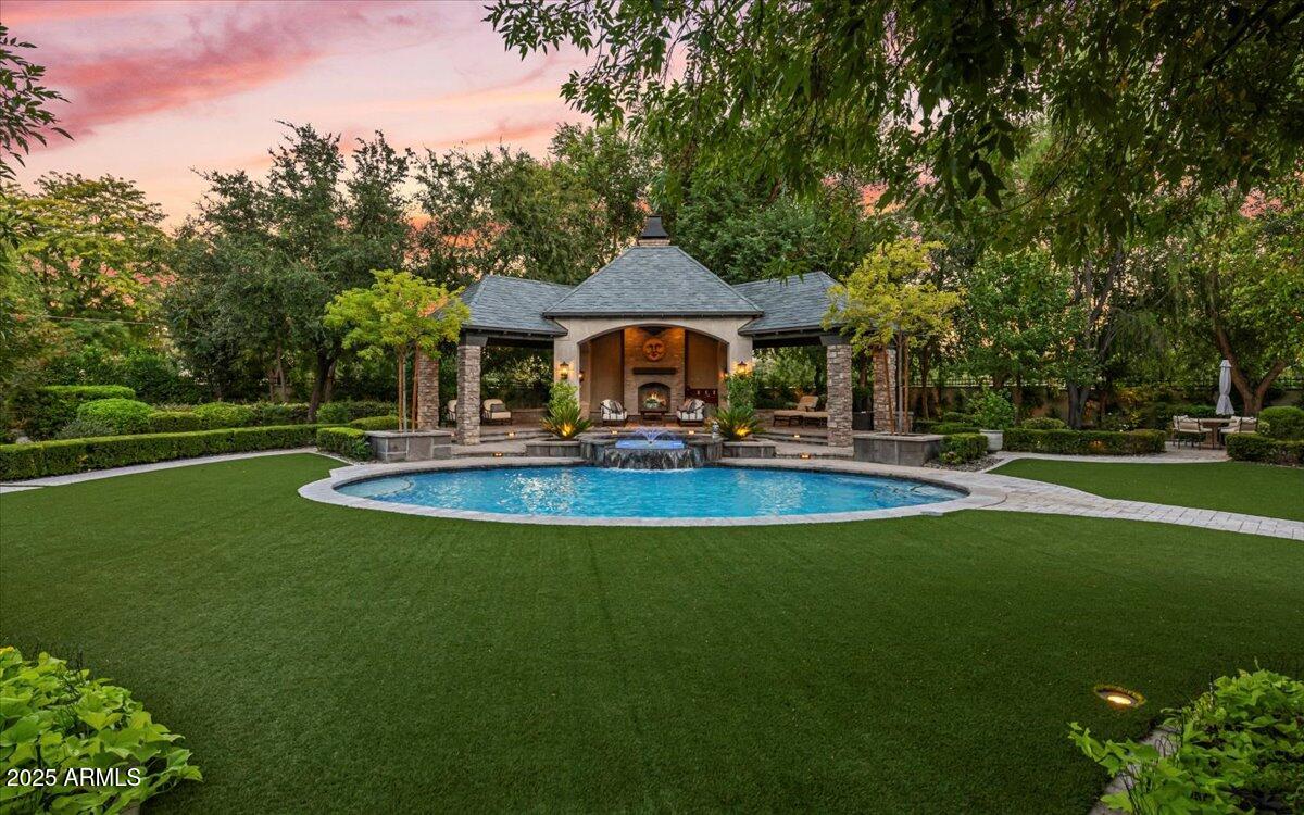 2205 E COLTER Street