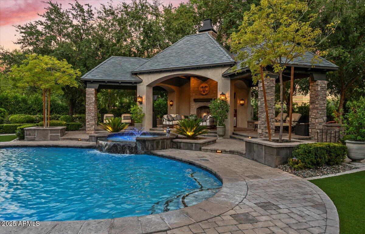 2205 E COLTER Street