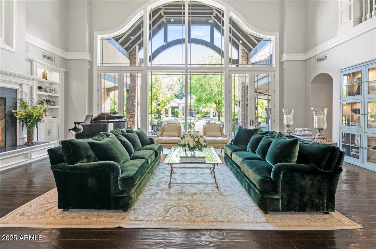 2205 E COLTER Street