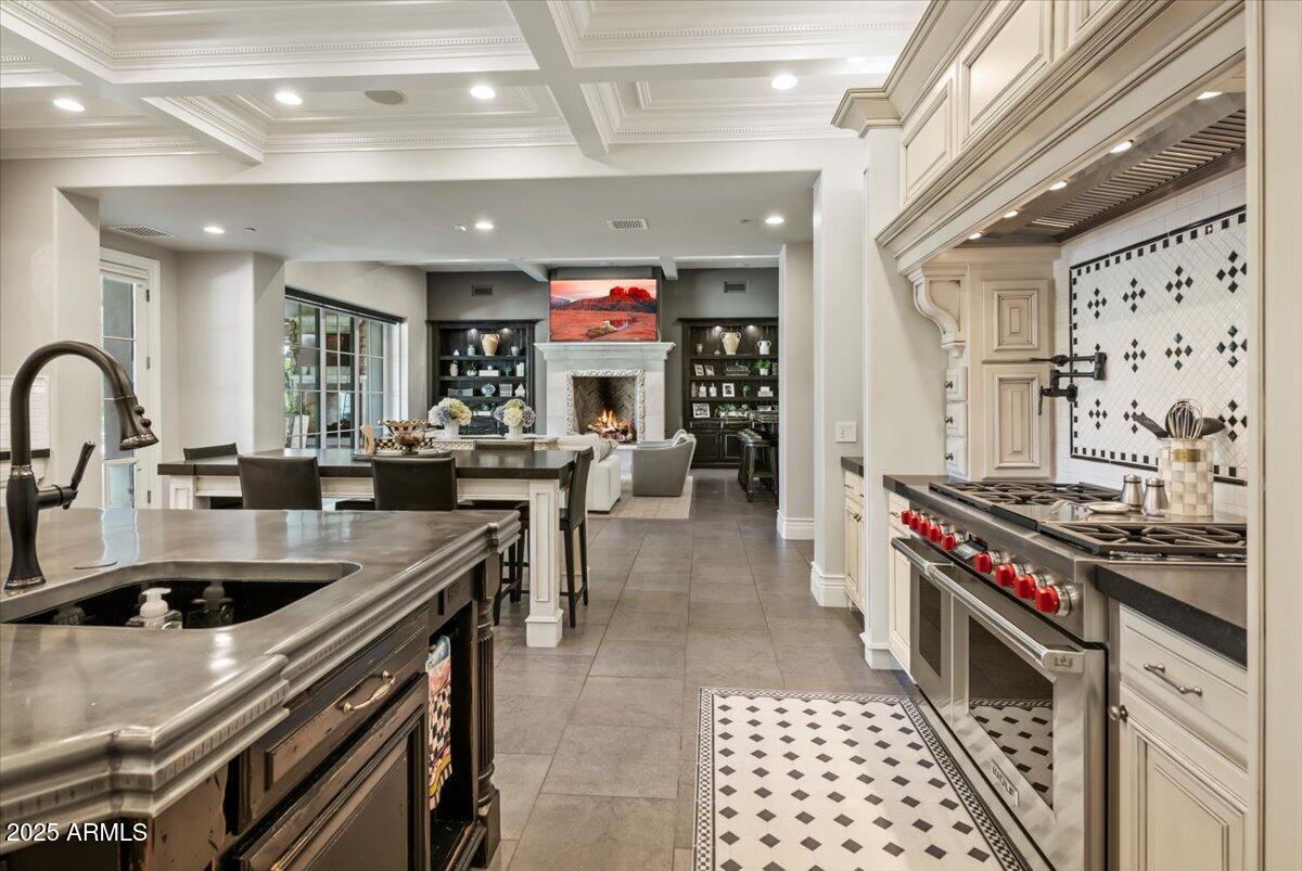 2205 E COLTER Street