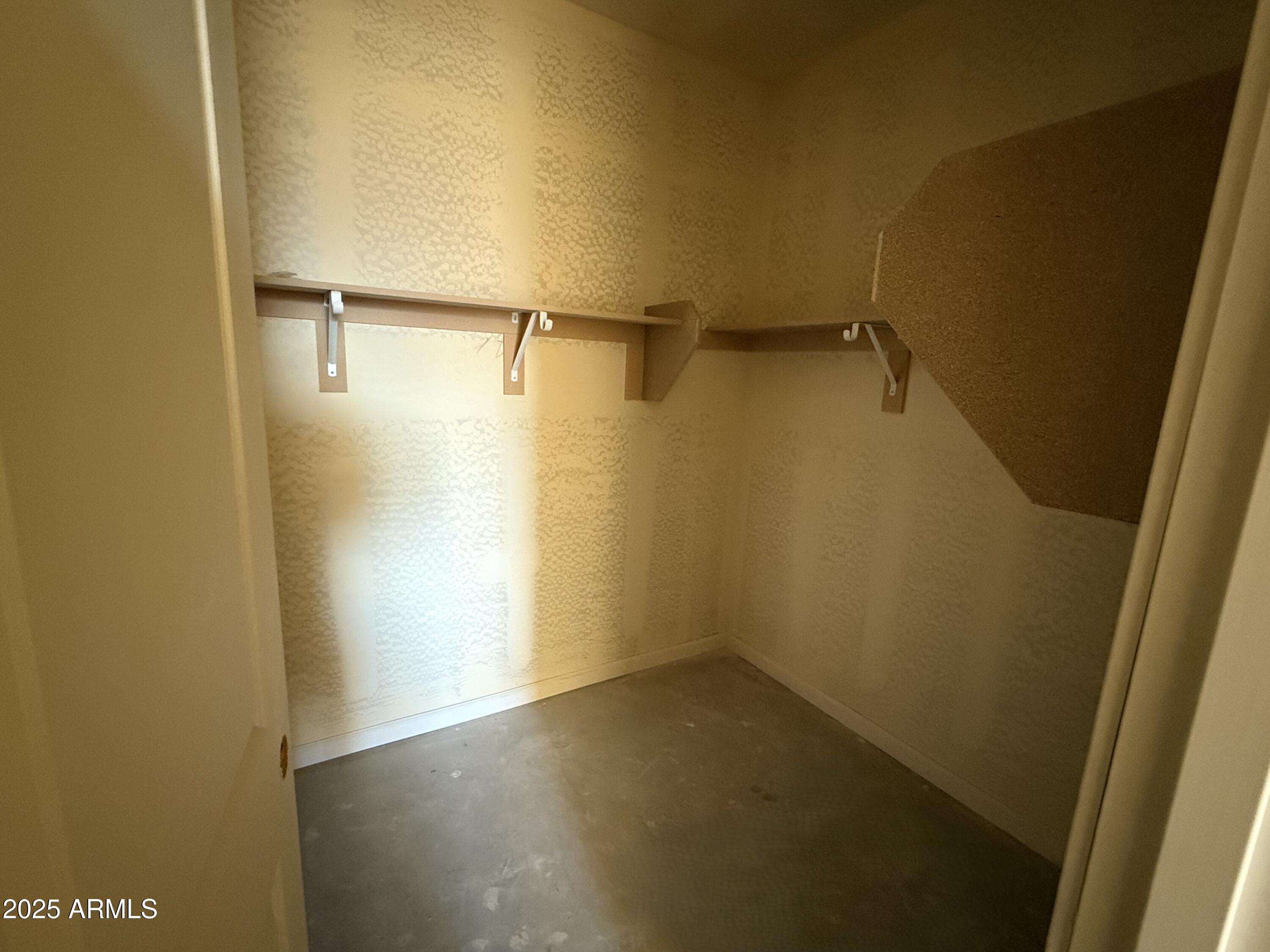 9549 W TAMARISK Avenue