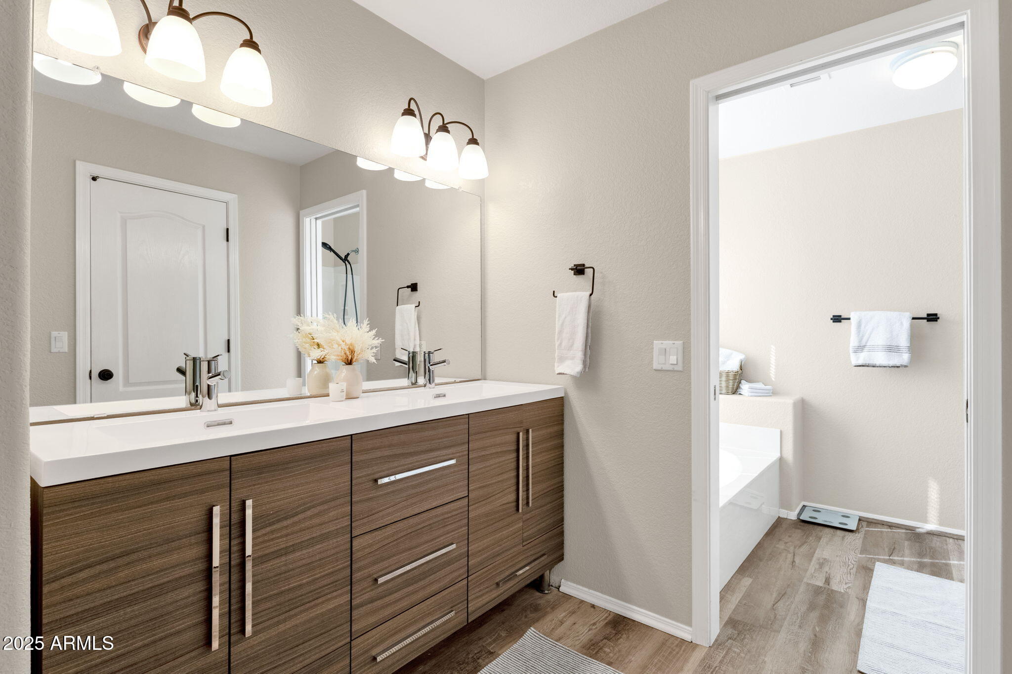 6361 W GROVERS Avenue, Glendale