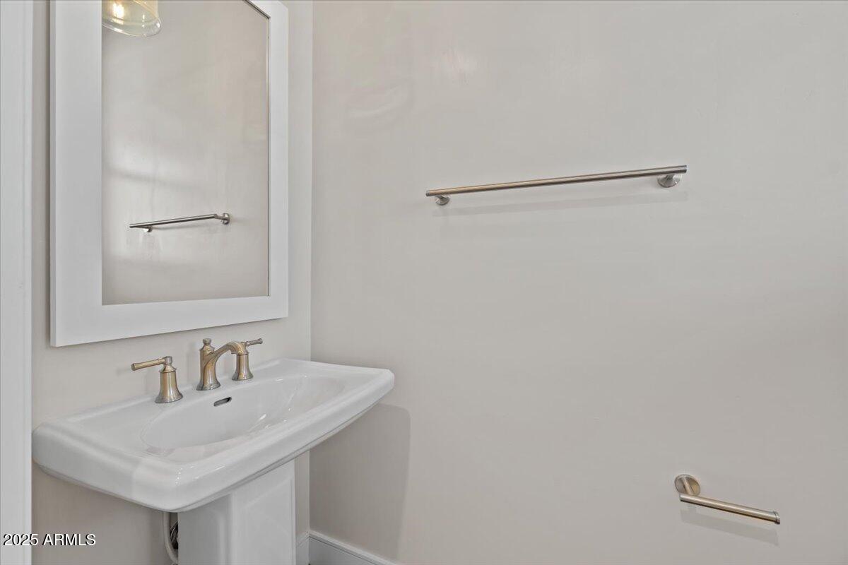 2431 W LOS ARBOLES Place, Chandler