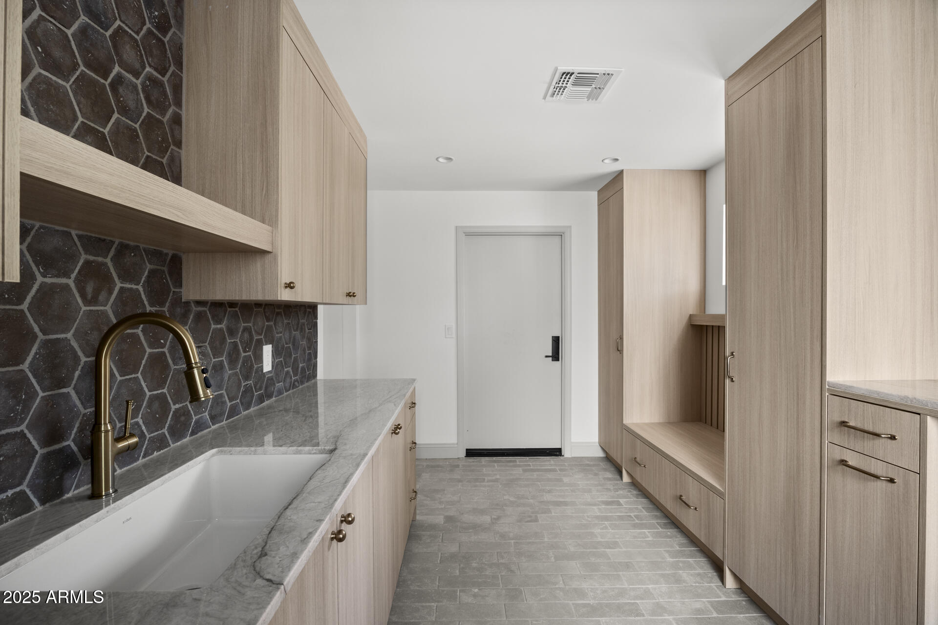 4646 E SHADOW ROCK Road