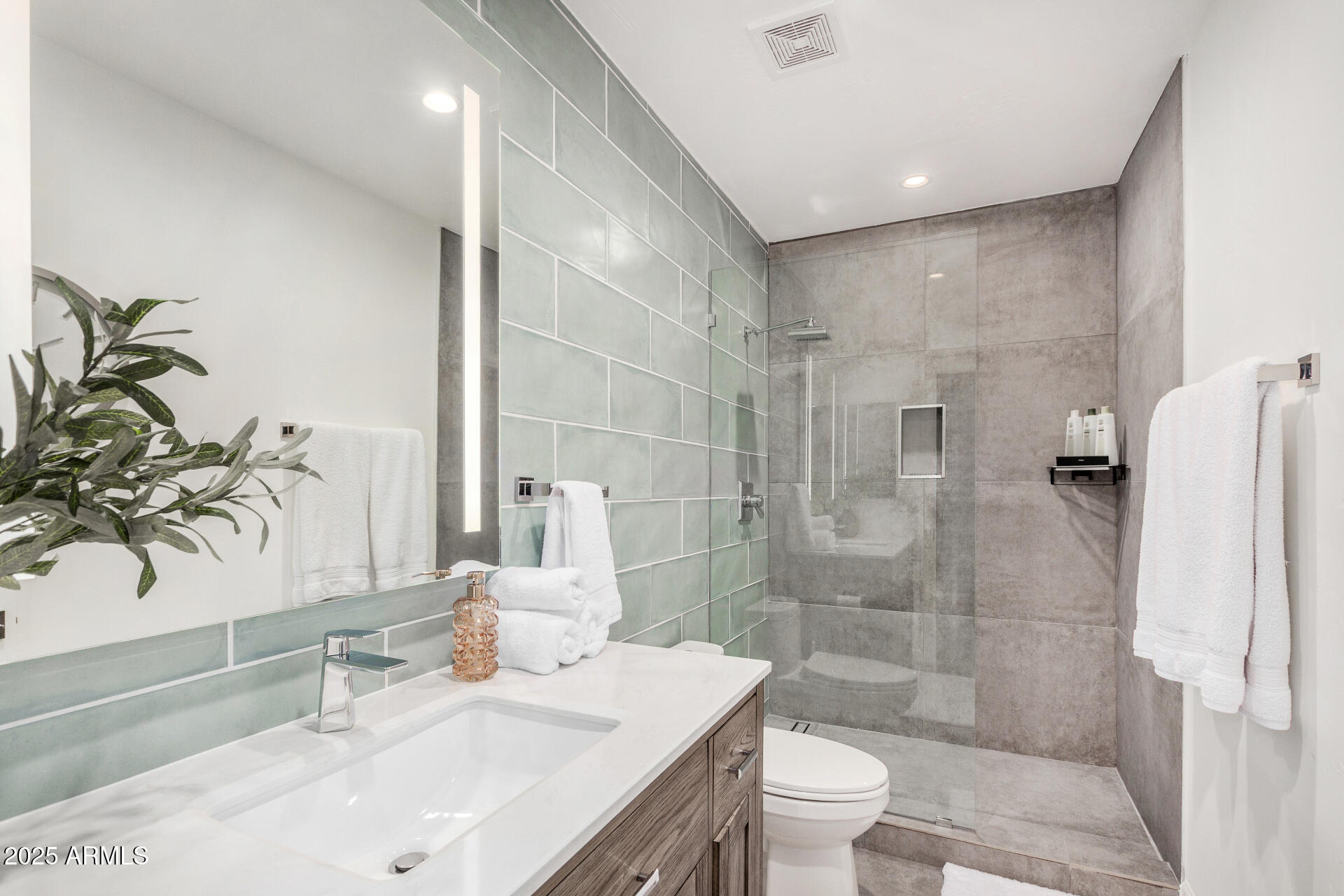 3800 E LINCOLN Drive, 23