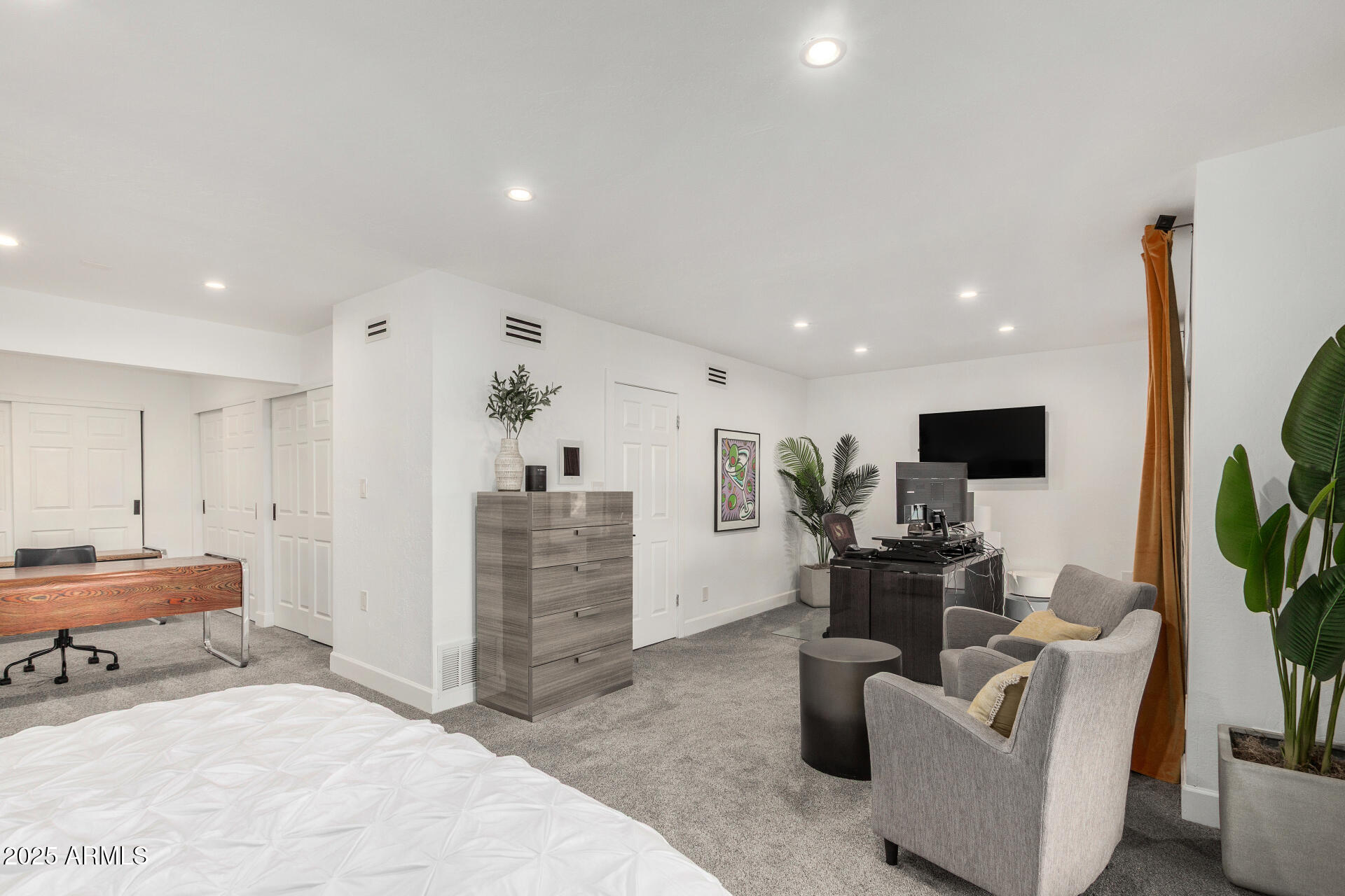 3800 E LINCOLN Drive, 23