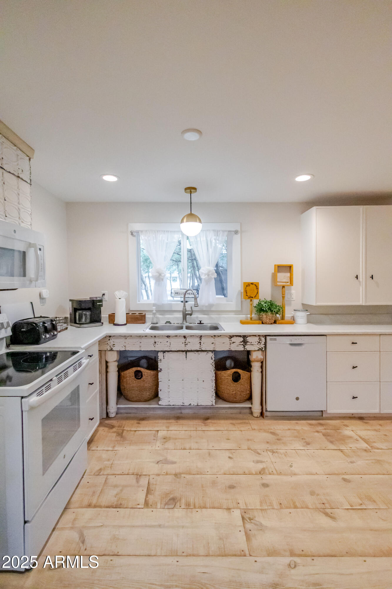 6385 W WHITE MOUNTAIN Boulevard