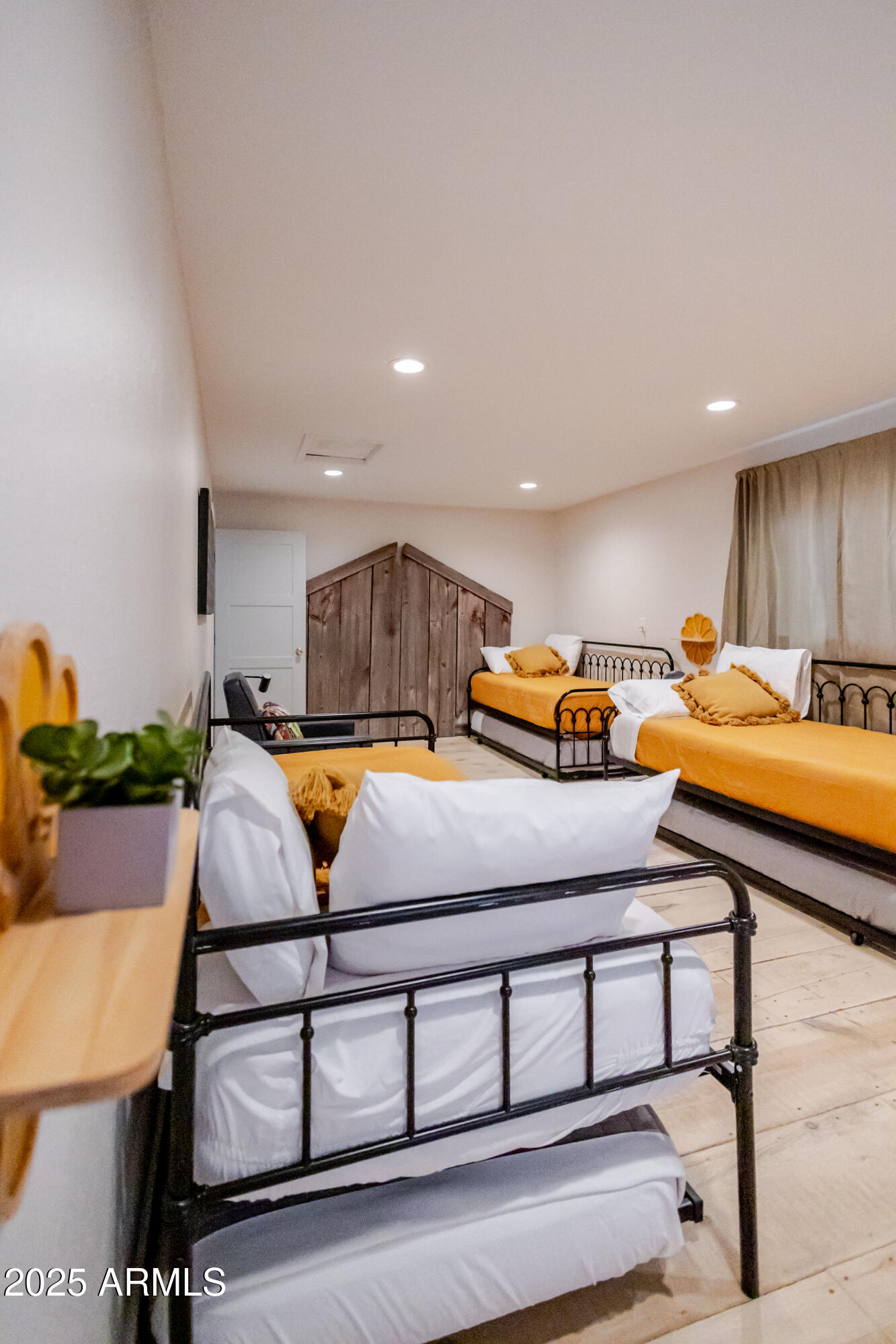 6385 W WHITE MOUNTAIN Boulevard