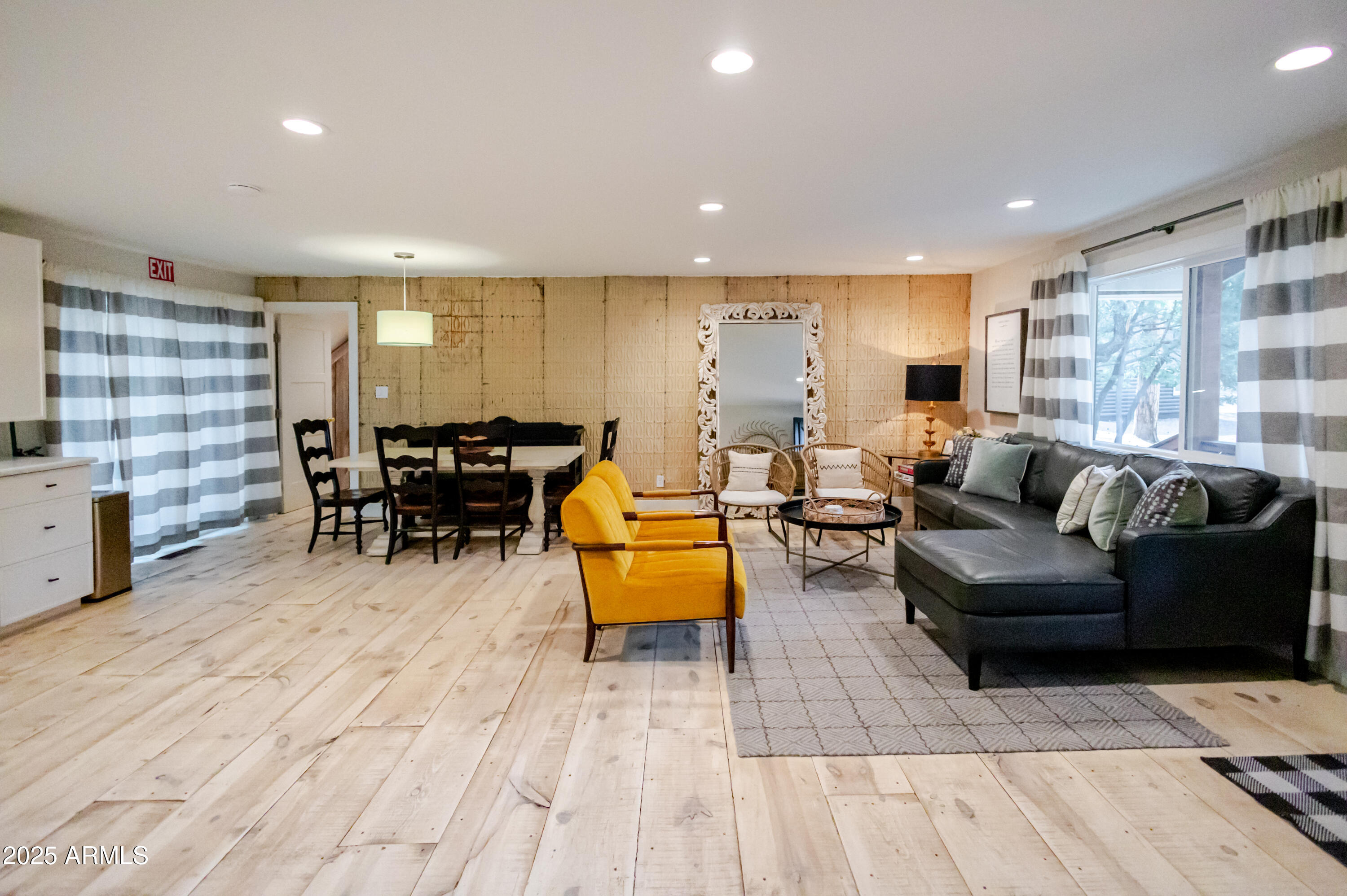 6385 W WHITE MOUNTAIN Boulevard